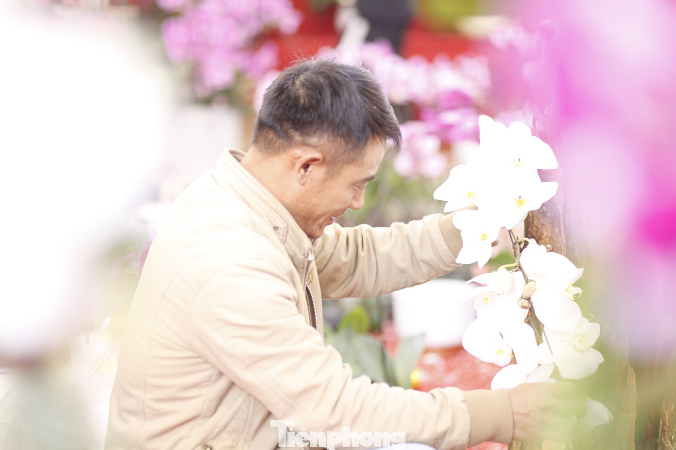 'Hái ra tiền' nghề cắm hoa Tết, cao điểm thu 4-5 triệu đồng/ngày - Ảnh 13