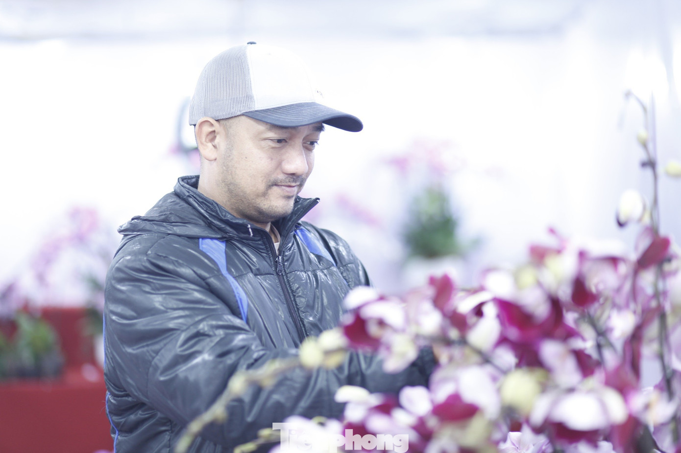 'Hái ra tiền' nghề cắm hoa Tết, cao điểm thu 4-5 triệu đồng/ngày - Ảnh 4