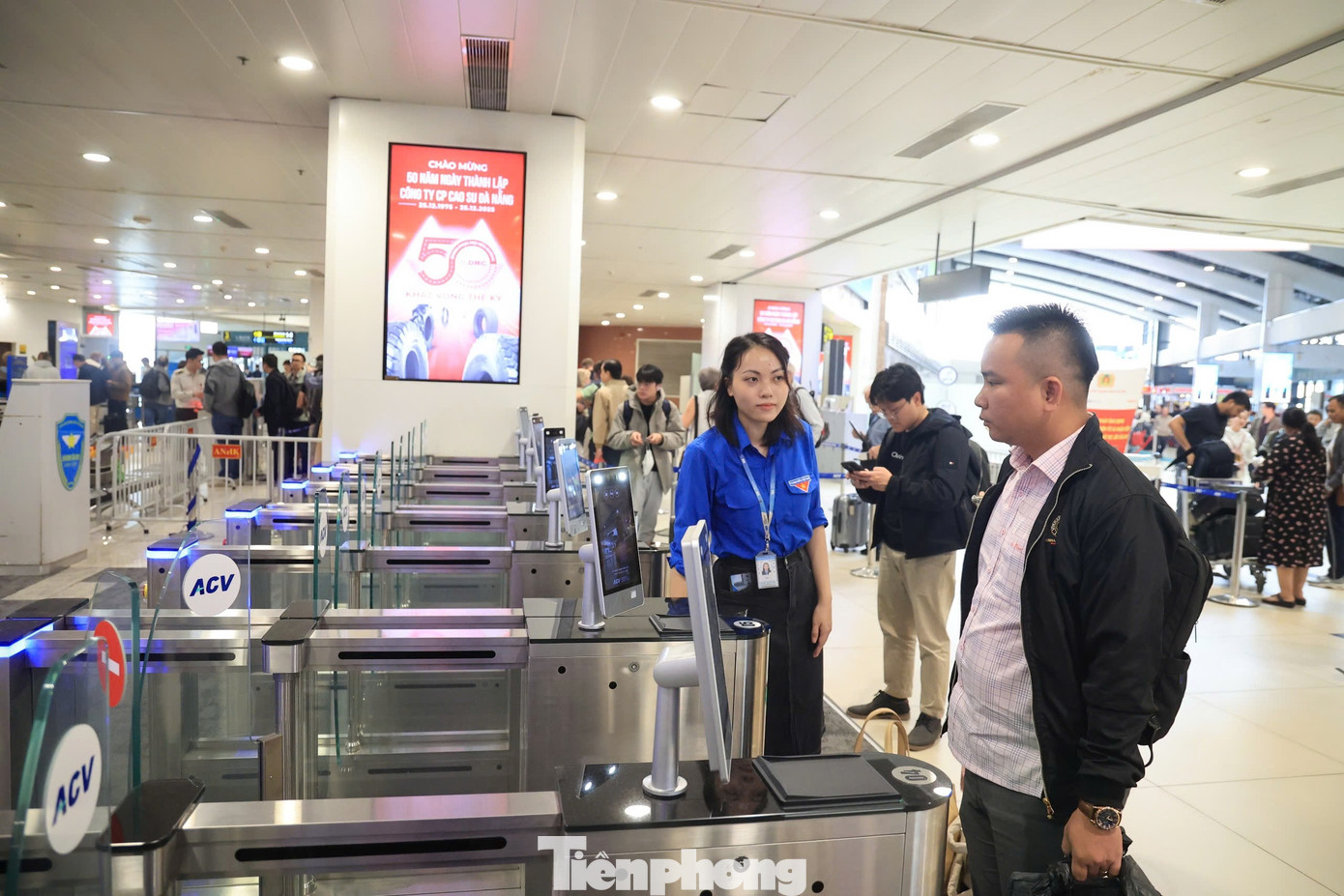 Lượng khách kỷ lục qua sân bay Nội Bài hôm nay - Ảnh 8