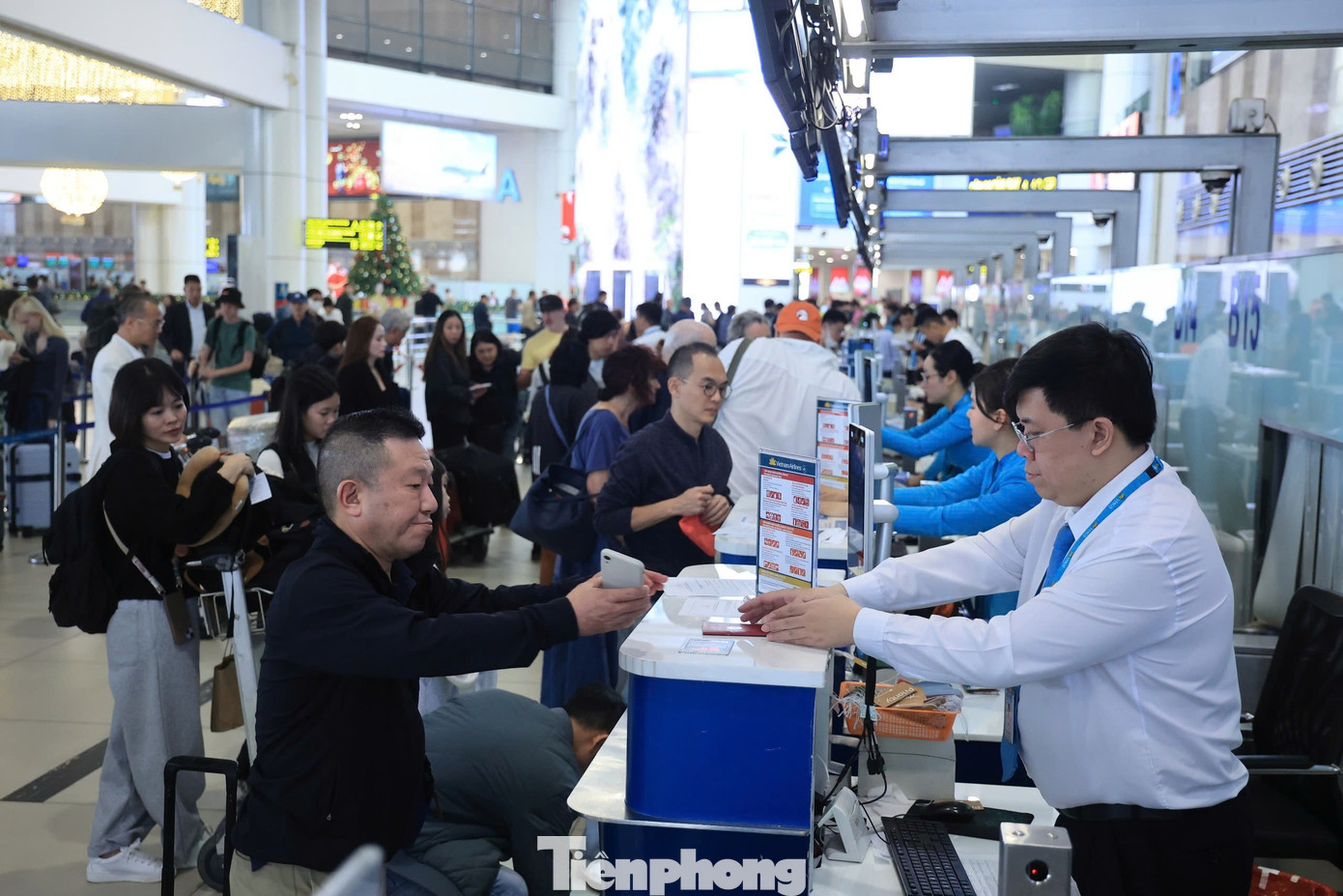 Lượng khách kỷ lục qua sân bay Nội Bài hôm nay - Ảnh 9