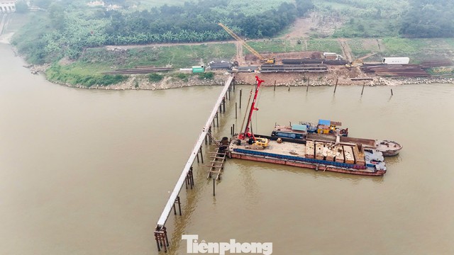 Cận cảnh công trường cầu Vân Phúc hơn 3.400 tỷ đồng vượt sông Hồng - Ảnh 3