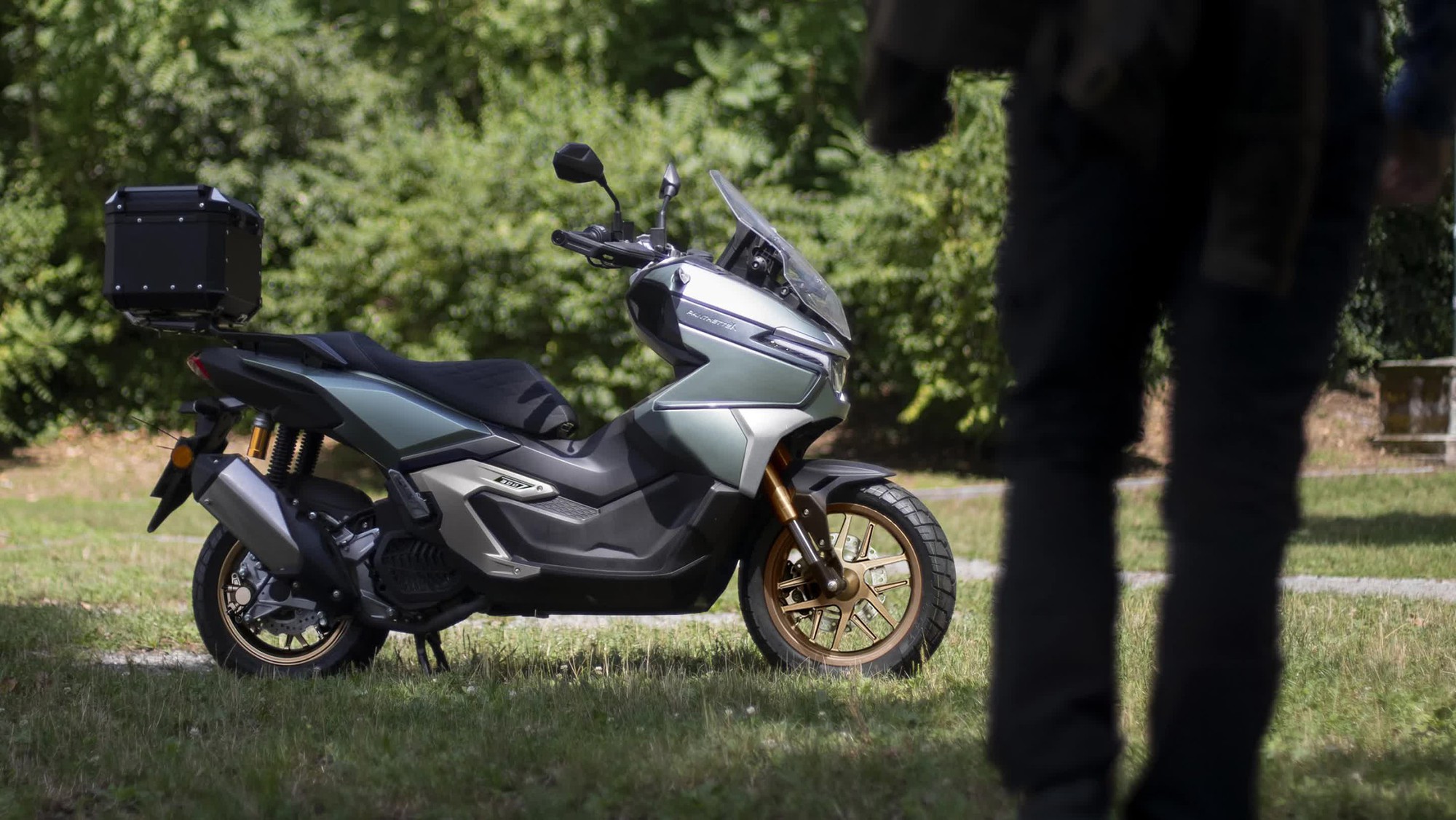 Nhẹ hơn đối thủ gần 40kg, mẫu xe tay ga 'độc lạ' này liệu có làm nên chuyện trước Honda và Yamaha? - Ảnh 3