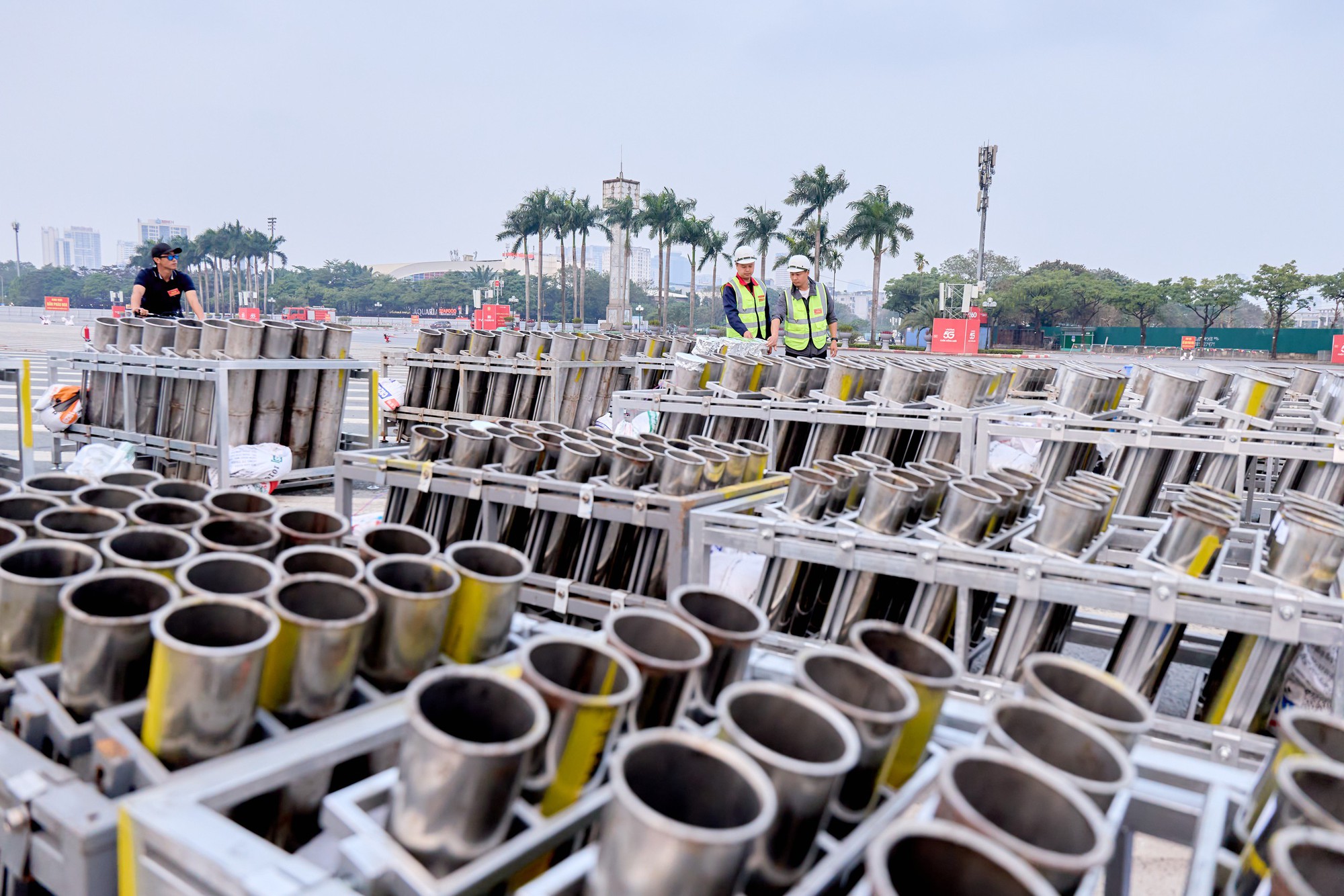 Nóng nhất Hà Nội hôm nay: Sun Group chuẩn bị 950 giàn phun, 4.400 ống pháo hỏa thuật cùng 4.600 pháo hoa nổ tầm cao, sẵn sàng cho “concert pháo hoa quốc gia” - Ảnh 4