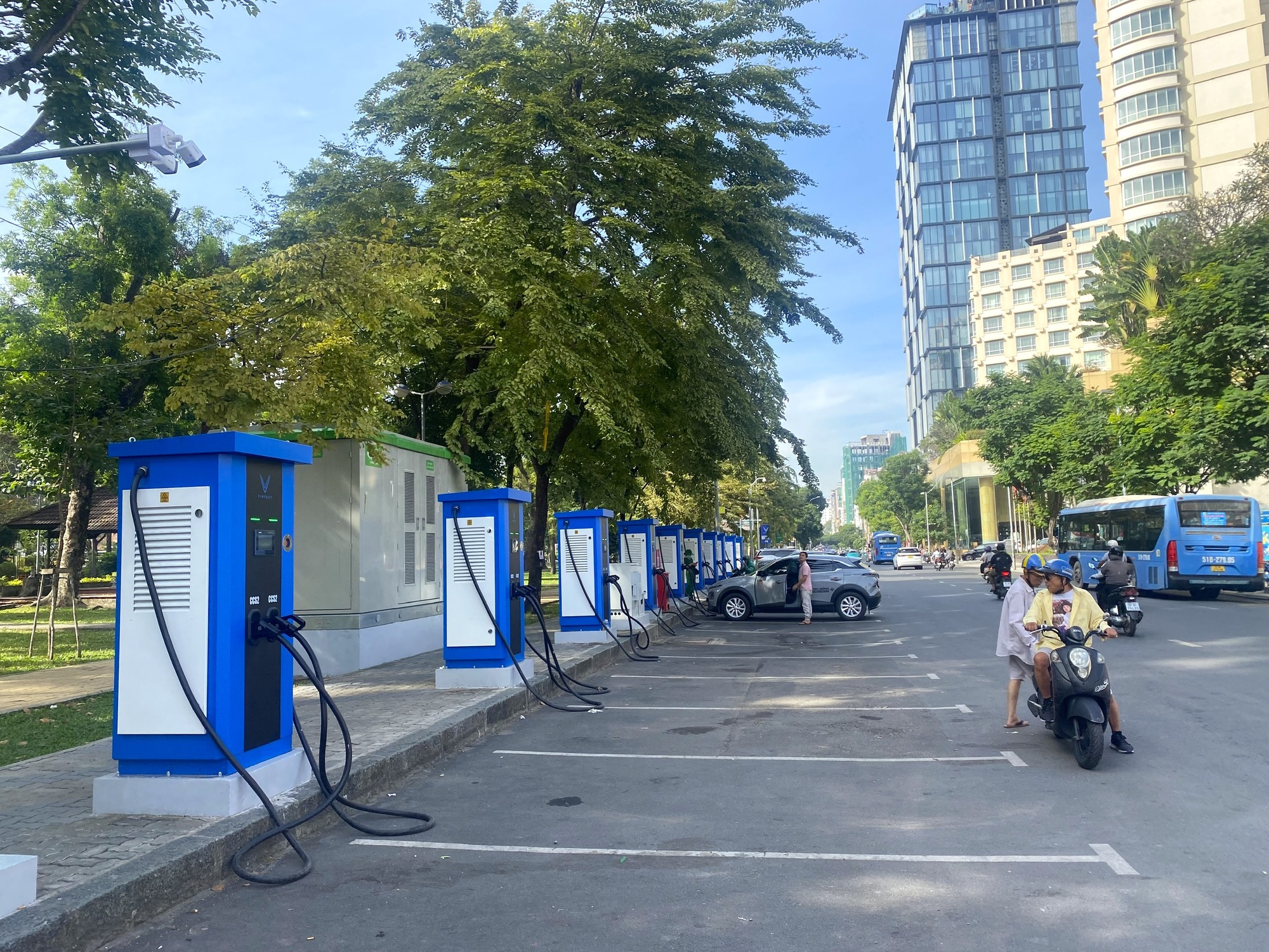 TPHCM lắp đặt tủ đổi pin trên vỉa hè - Ảnh 1