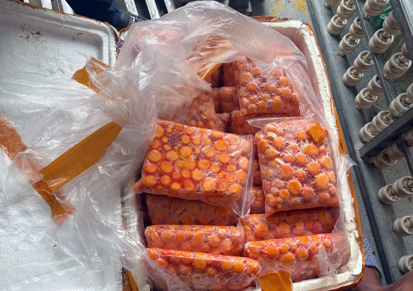 Hà Nội: Thu giữ hơn 12 tấn sụn gà, trứng non nghi nhập lậu - Ảnh 2