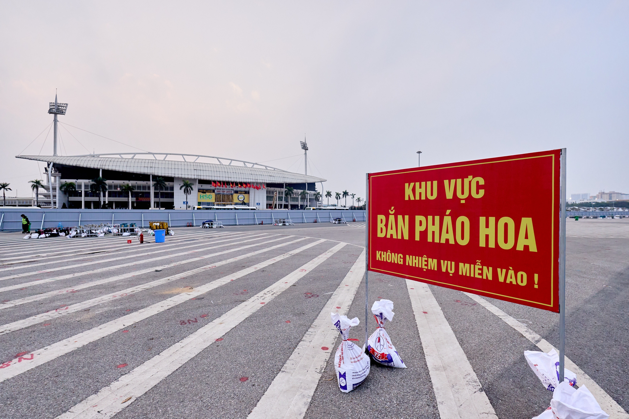 Nóng nhất Hà Nội hôm nay: Sun Group chuẩn bị 950 giàn phun, 4.400 ống pháo hỏa thuật cùng 4.600 pháo hoa nổ tầm cao, sẵn sàng cho “concert pháo hoa quốc gia” - Ảnh 13