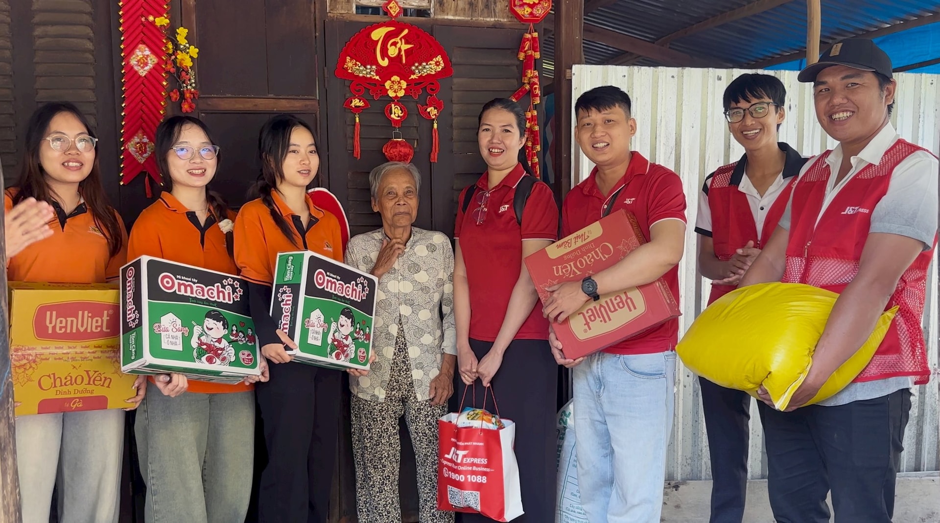 J&T Express cùng Trường Đại học FPT mang “Xuân Yêu Thương” đến người yếu thế tại Cần Thơ - Ảnh 3