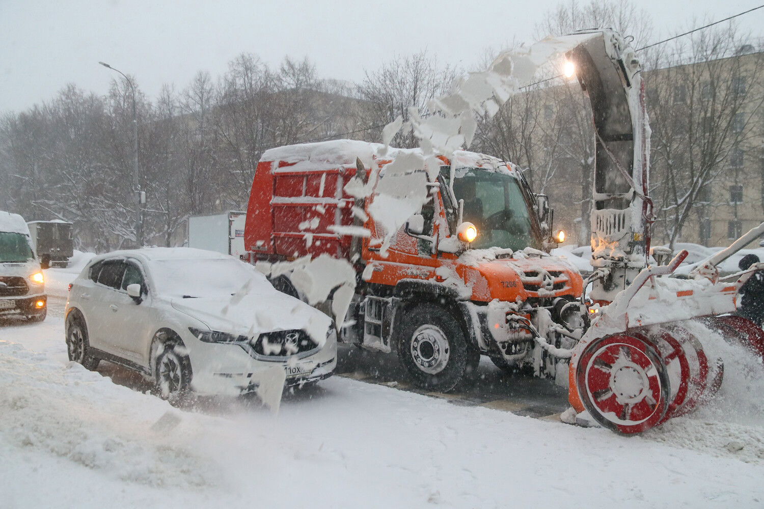 Moscow chìm trong bão tuyết: Giao thông tê liệt, hàng trăm chuyến bay bị ảnh hưởng - Ảnh 8