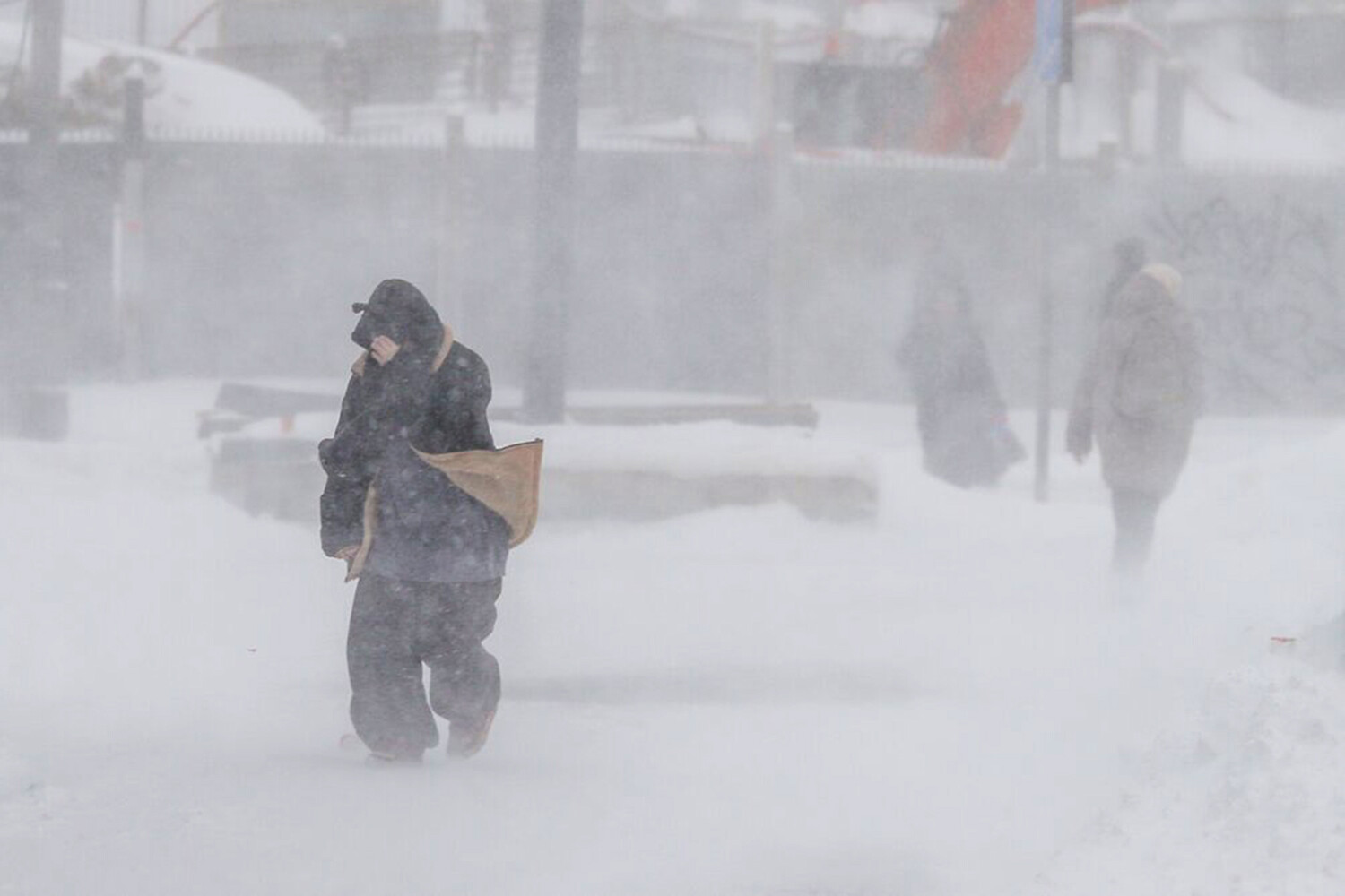 Moscow chìm trong bão tuyết: Giao thông tê liệt, hàng trăm chuyến bay bị ảnh hưởng - Ảnh 9