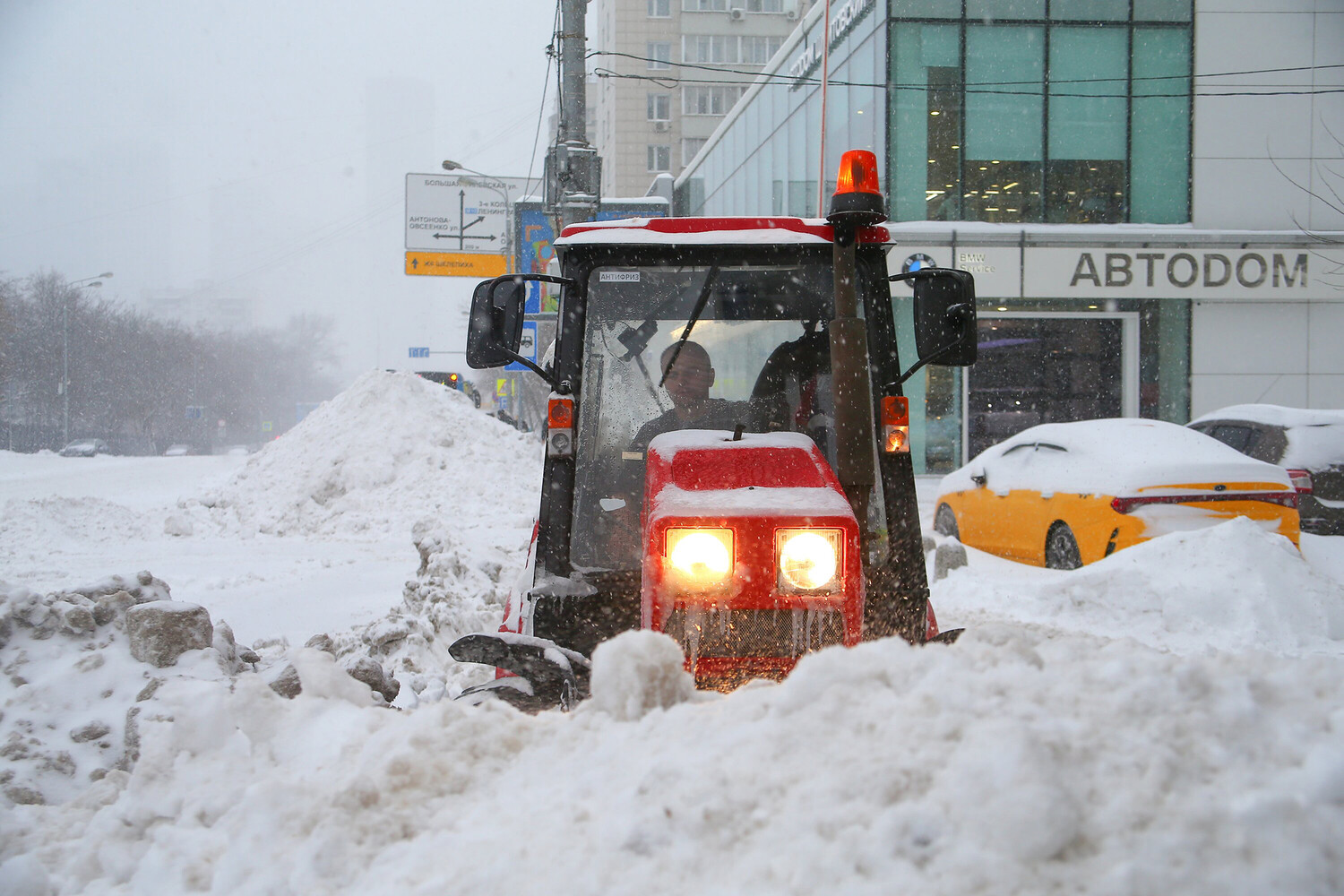 Moscow chìm trong bão tuyết: Giao thông tê liệt, hàng trăm chuyến bay bị ảnh hưởng - Ảnh 10
