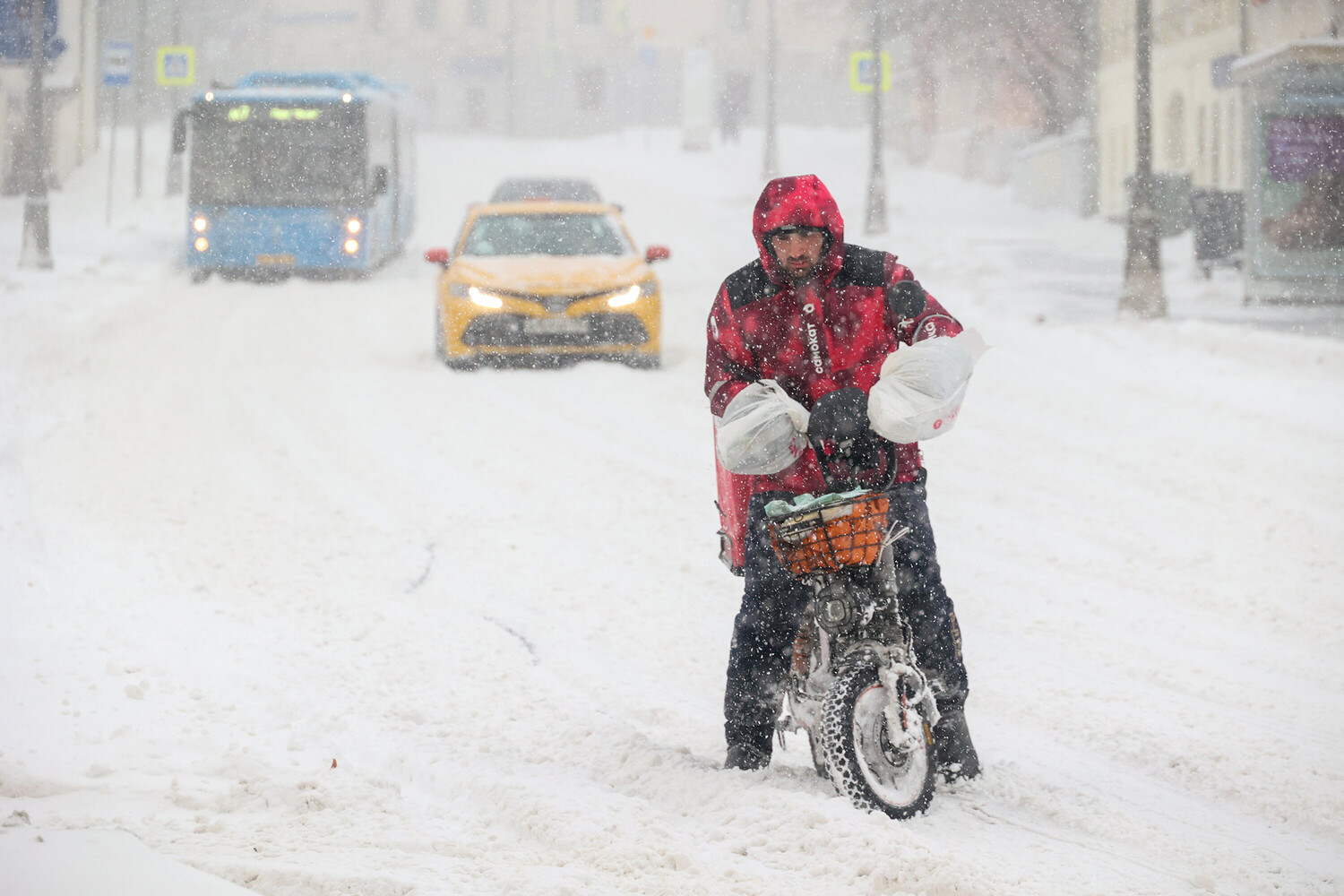 Moscow chìm trong bão tuyết: Giao thông tê liệt, hàng trăm chuyến bay bị ảnh hưởng - Ảnh 12
