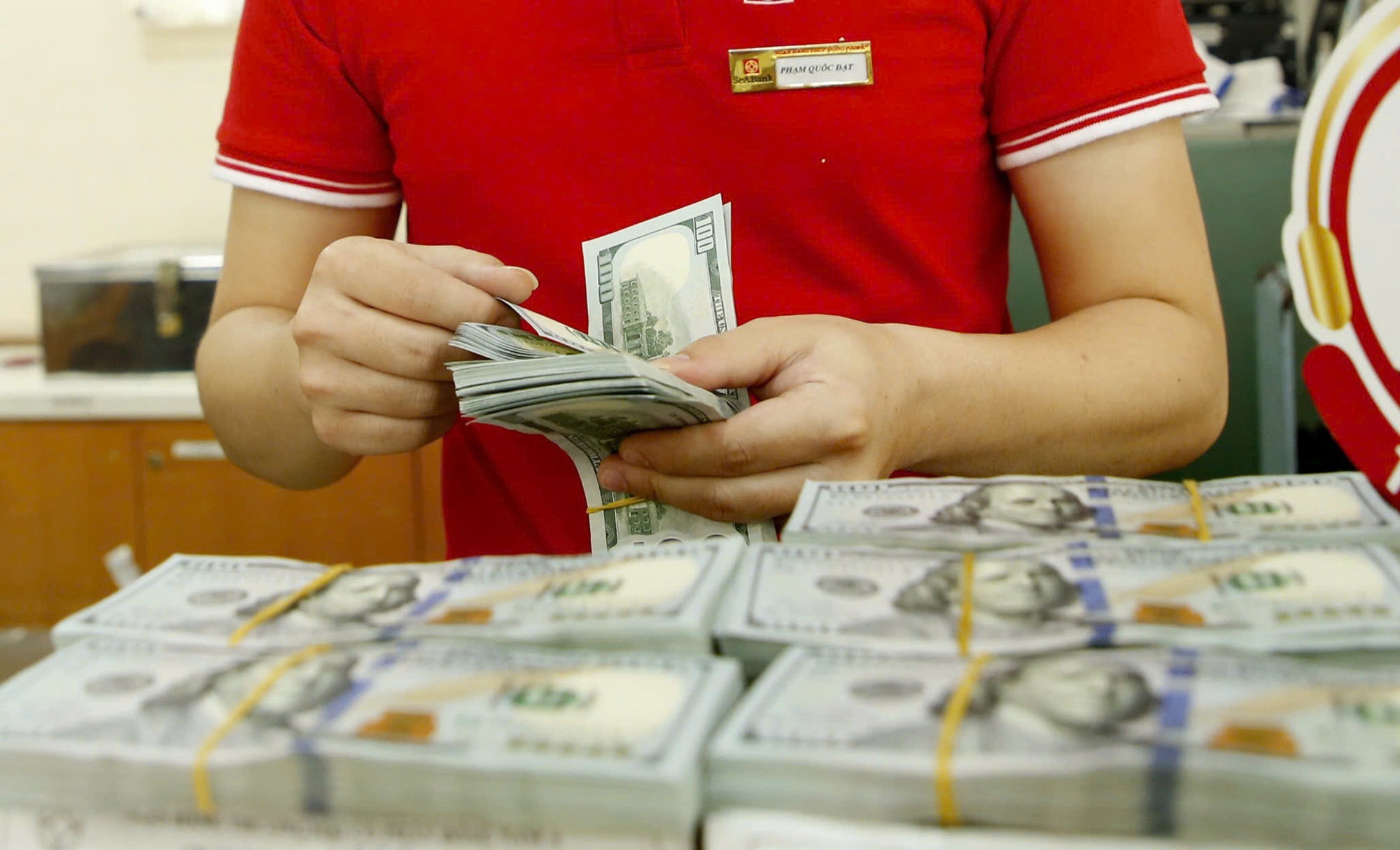 Nhiều điểm thu đổi ngoại tệ ở TPHCM "án binh bất động" trước giờ G - Ảnh 1