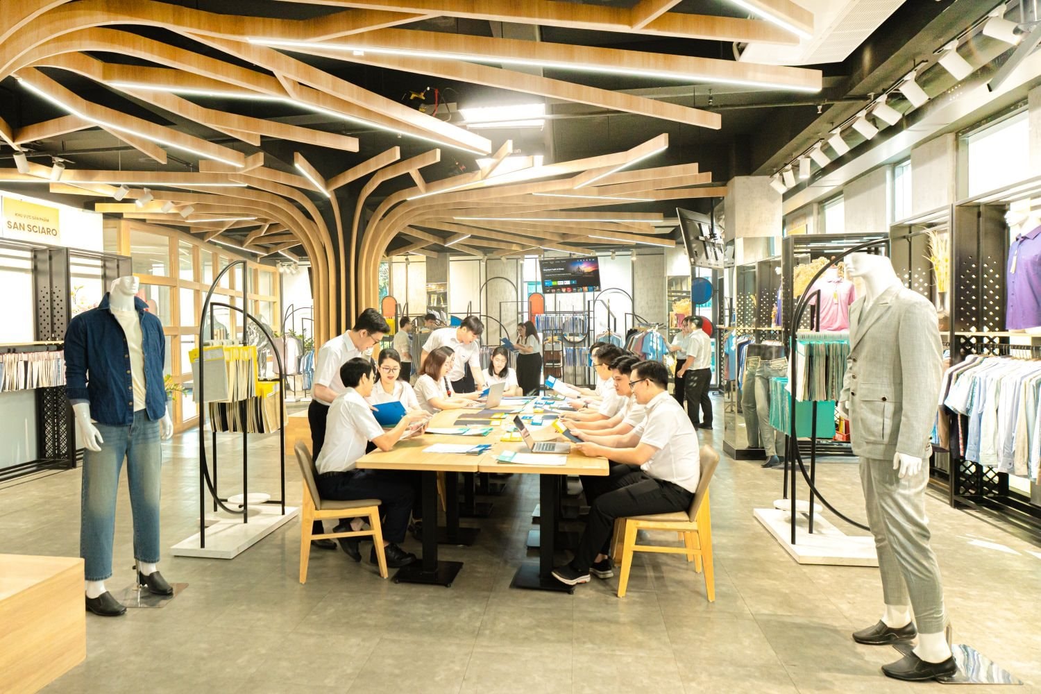 May Việt Tiến đạt doanh thu hơn 18.500 tỷ đồng, lợi nhuận tăng 14%, thưởng Tết 23 triệu đồng - Ảnh 4