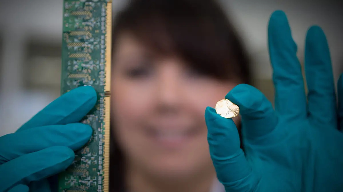 Quăng điện thoại cũ đi là mất cả đống tiền: Đây là cách lấy sạch vàng và palladium chỉ trong 20 phút - Ảnh 1