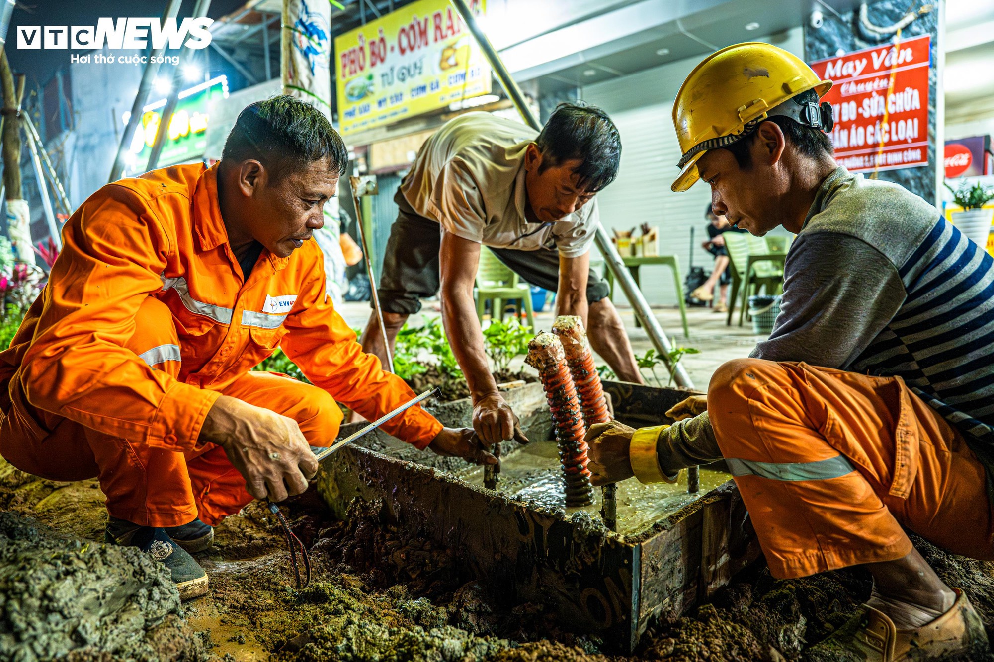 Công trường Vành đai 2,5 sáng đèn xuyên đêm, chạy nước rút trước ngày thông xe - Ảnh 8
