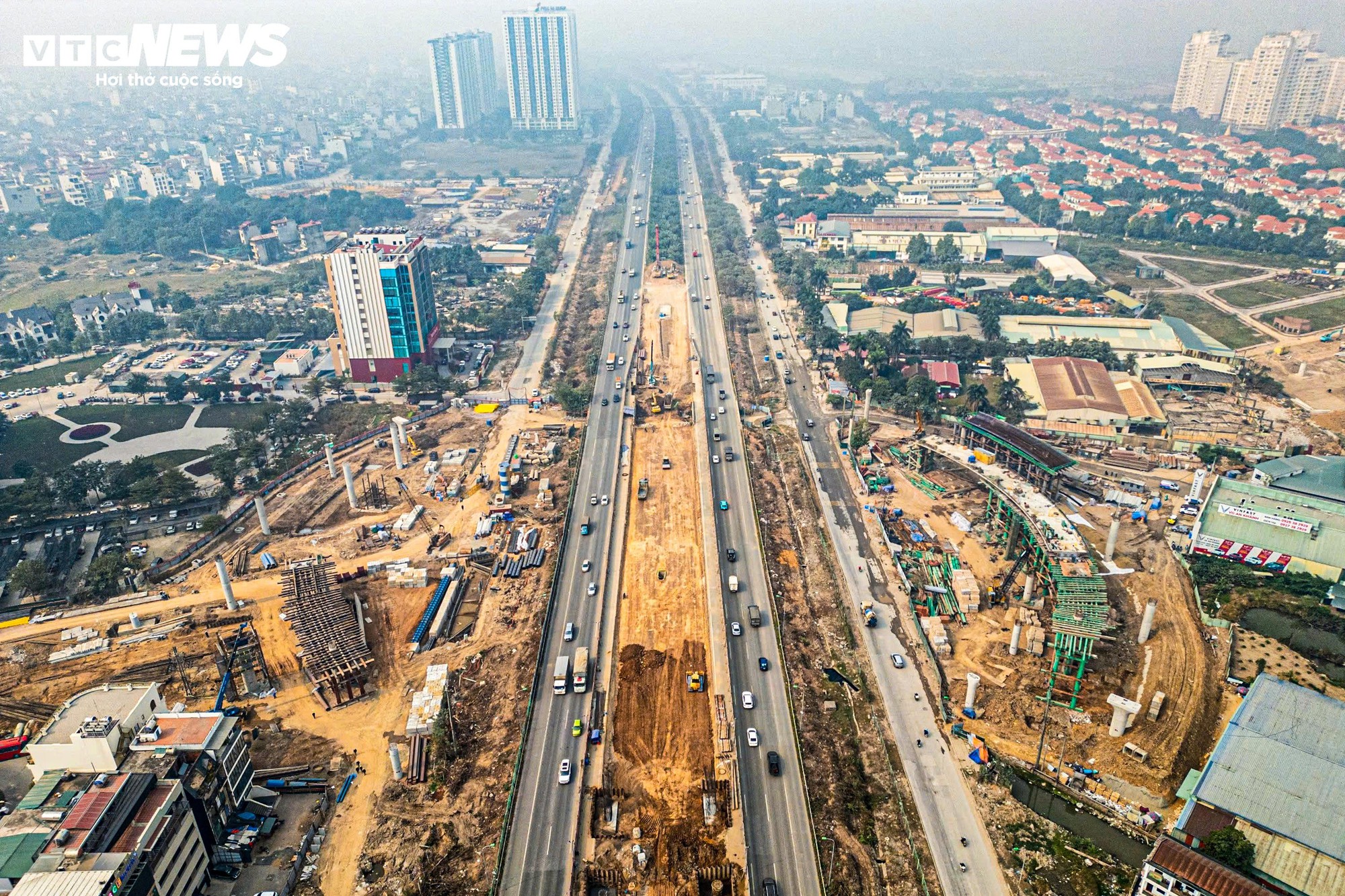 Toàn cảnh nút giao gần 2.400 tỷ đồng ở Hà Nội nhìn từ trên cao - Ảnh 1