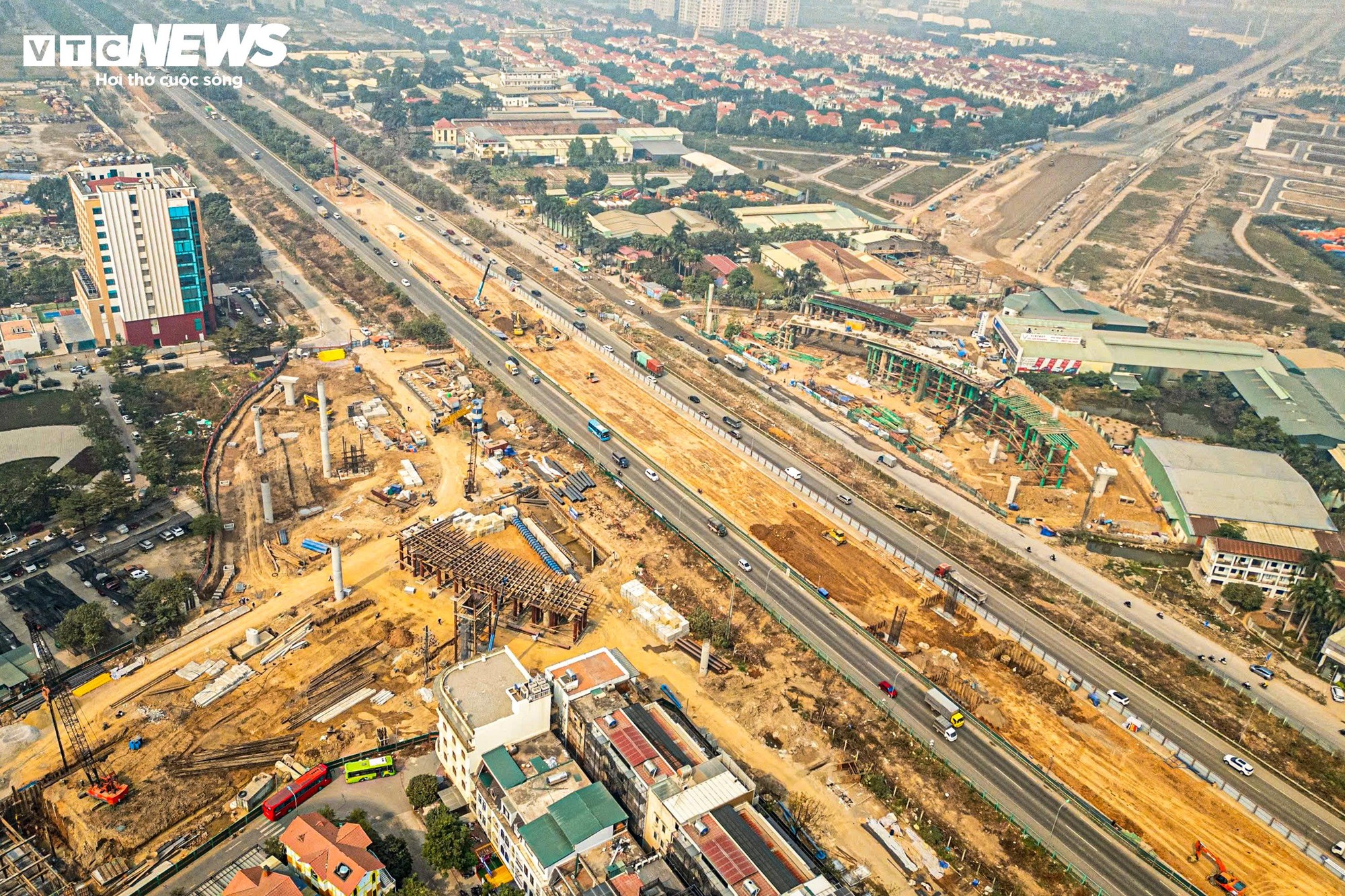 Toàn cảnh nút giao gần 2.400 tỷ đồng ở Hà Nội nhìn từ trên cao - Ảnh 2