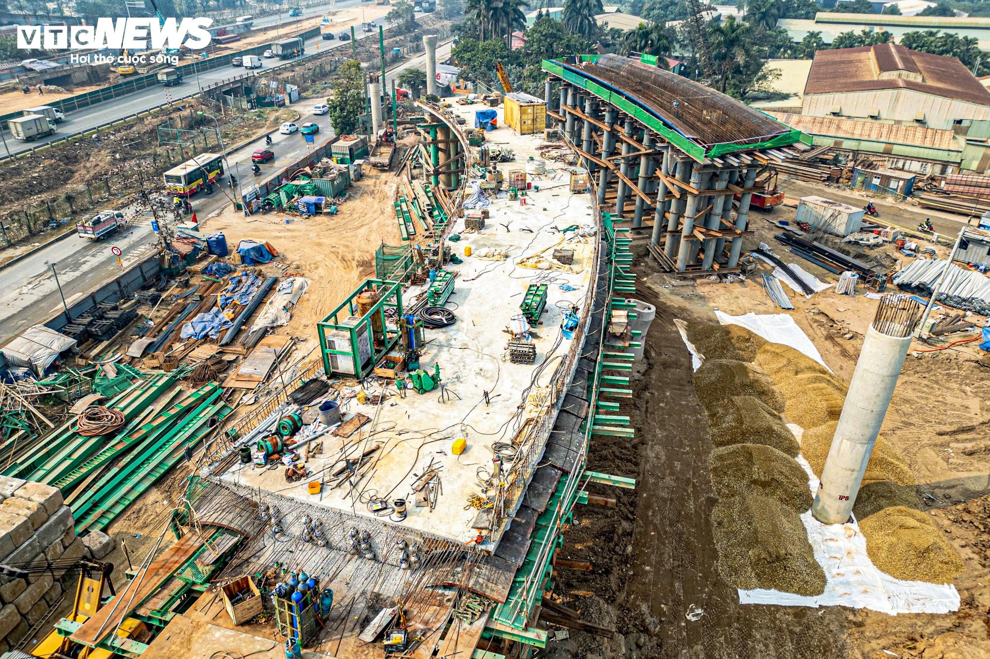 Toàn cảnh nút giao gần 2.400 tỷ đồng ở Hà Nội nhìn từ trên cao - Ảnh 5