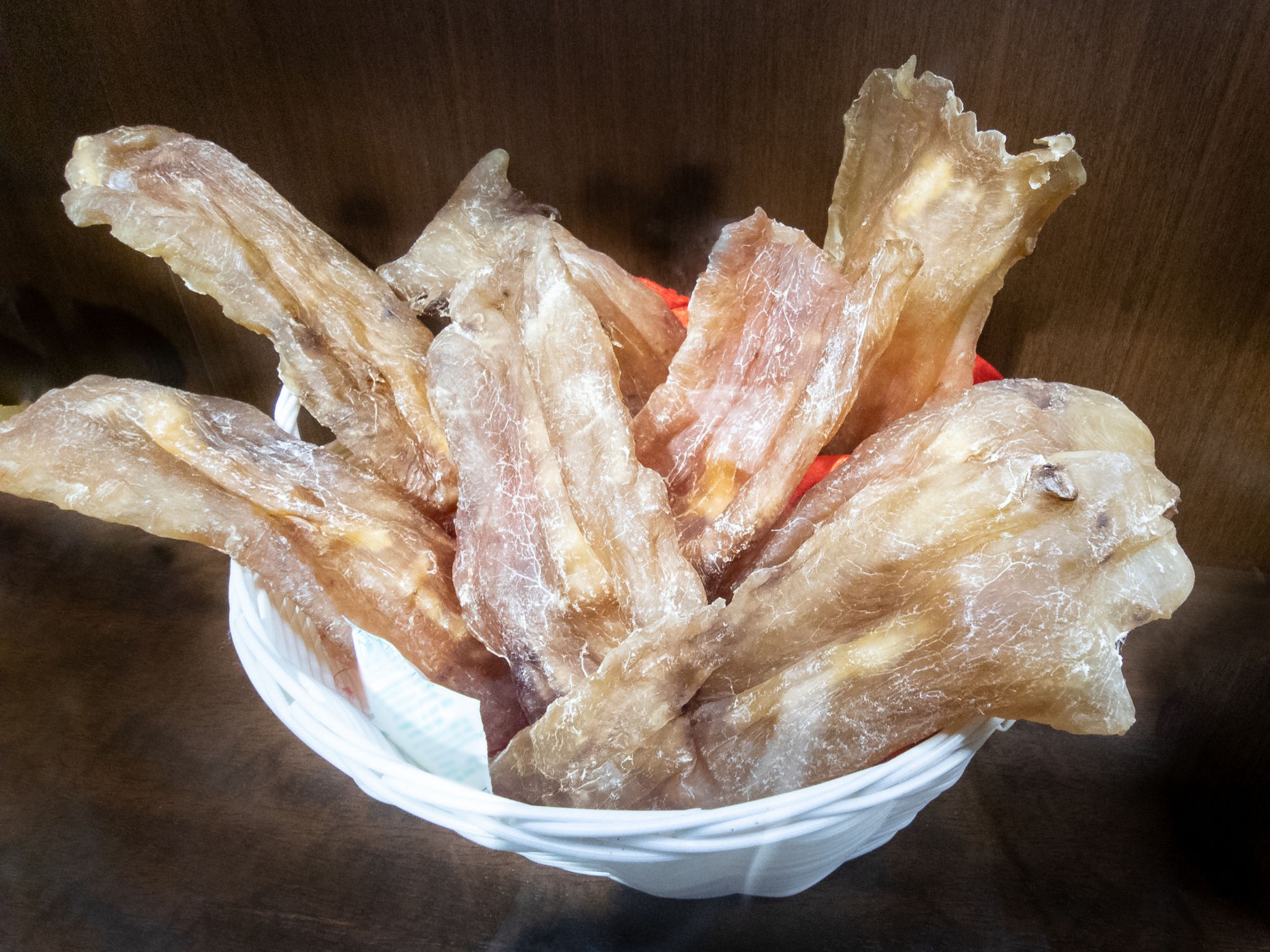 Mở thùng gạo phủ bụi, người đàn ông phát hiện vật thể khô bị lãng quên 50 năm, giá trị ngang căn biệt thự - Ảnh 3