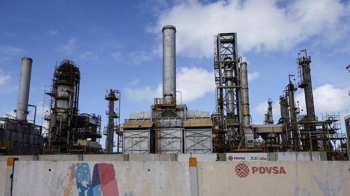 Giấc mơ dầu mỏ Venezuela của ông Trump đối mặt với thực tế phũ phàng trị giá 100 tỷ USD - Ảnh 1