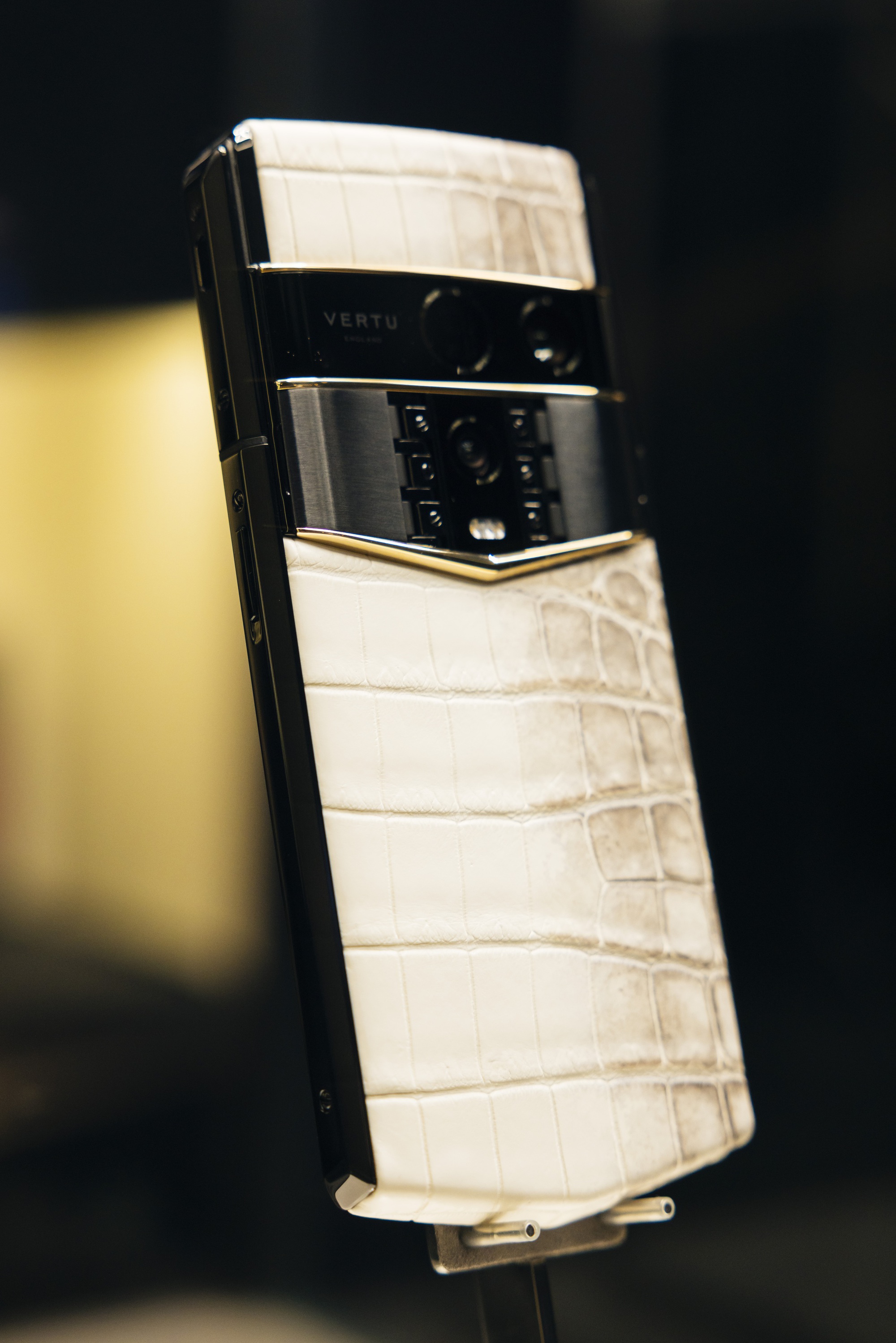 Vertu Agent Q da cá sấu bạch tạng giá hơn 1 tỷ đồng tại Việt Nam - Ảnh 1