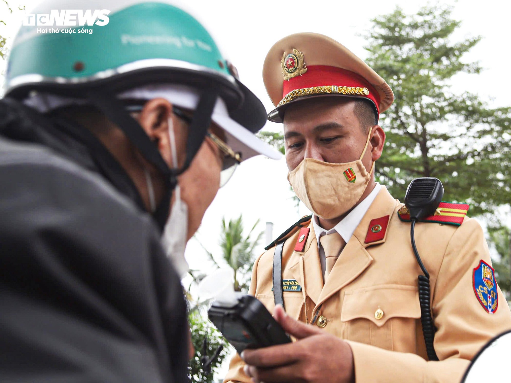 Nghĩ CSGT nghỉ Tết, người đàn ông uống rượu vẫn đạp xe và bị phạt - Ảnh 10