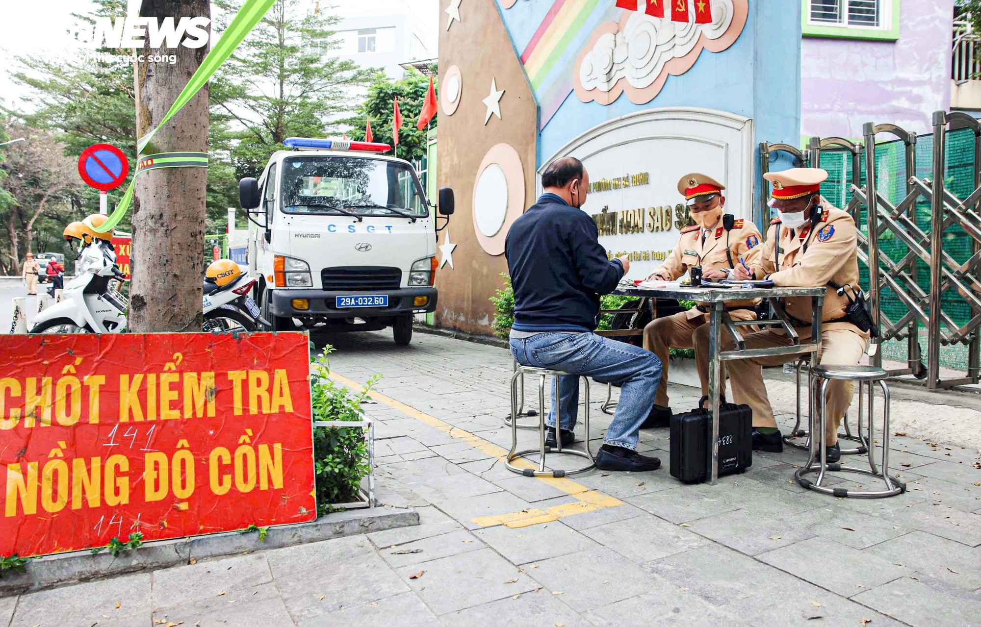 Nghĩ CSGT nghỉ Tết, người đàn ông uống rượu vẫn đạp xe và bị phạt - Ảnh 1