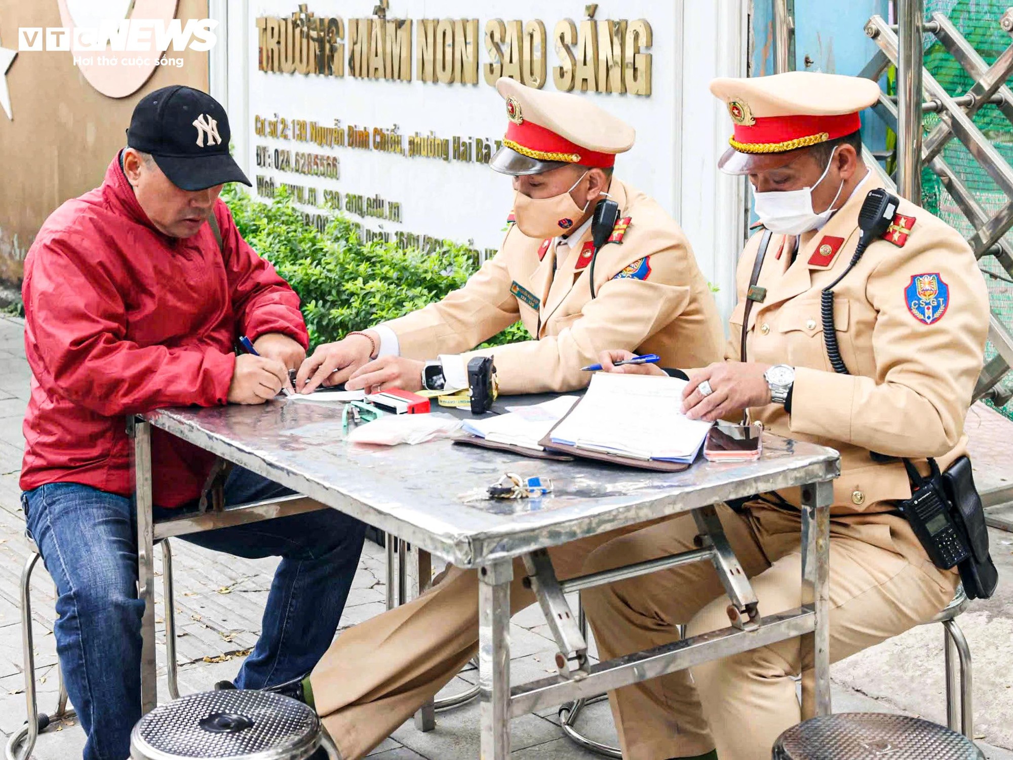 Nghĩ CSGT nghỉ Tết, người đàn ông uống rượu vẫn đạp xe và bị phạt - Ảnh 4