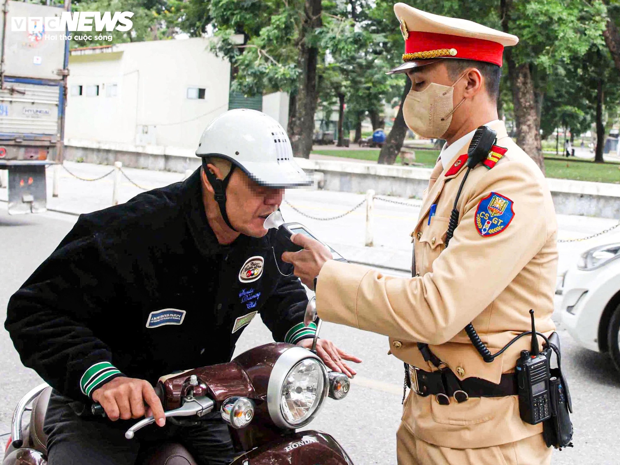 Nghĩ CSGT nghỉ Tết, người đàn ông uống rượu vẫn đạp xe và bị phạt - Ảnh 5