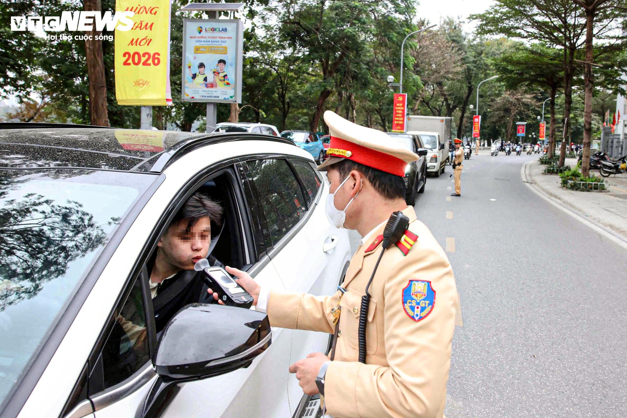 Nghĩ CSGT nghỉ Tết, người đàn ông uống rượu vẫn đạp xe và bị phạt - Ảnh 2