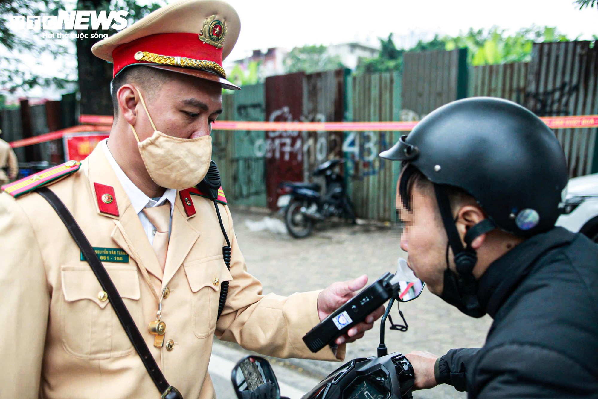 Nghĩ CSGT nghỉ Tết, người đàn ông uống rượu vẫn đạp xe và bị phạt - Ảnh 8