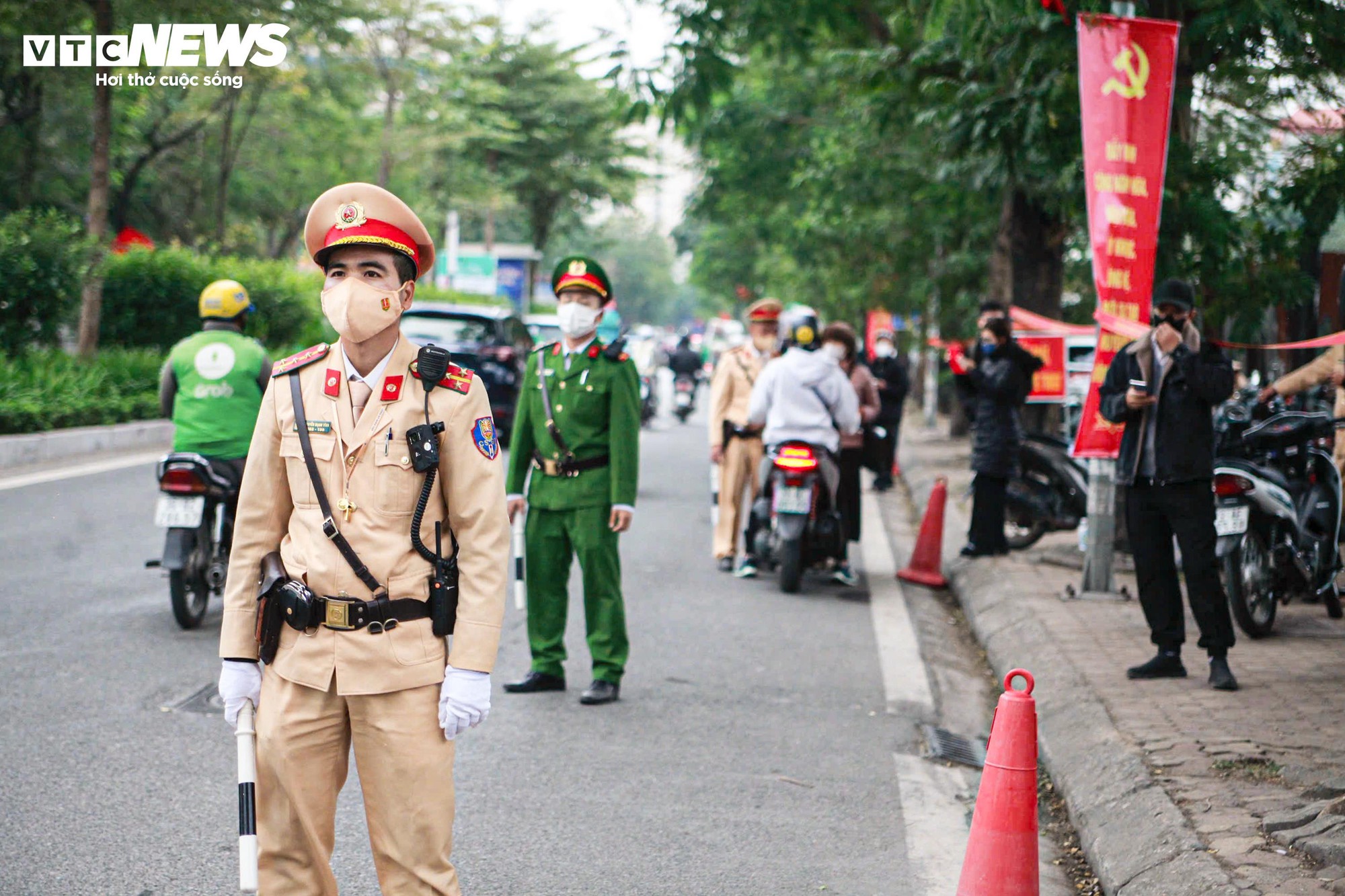 Nghĩ CSGT nghỉ Tết, người đàn ông uống rượu vẫn đạp xe và bị phạt - Ảnh 7