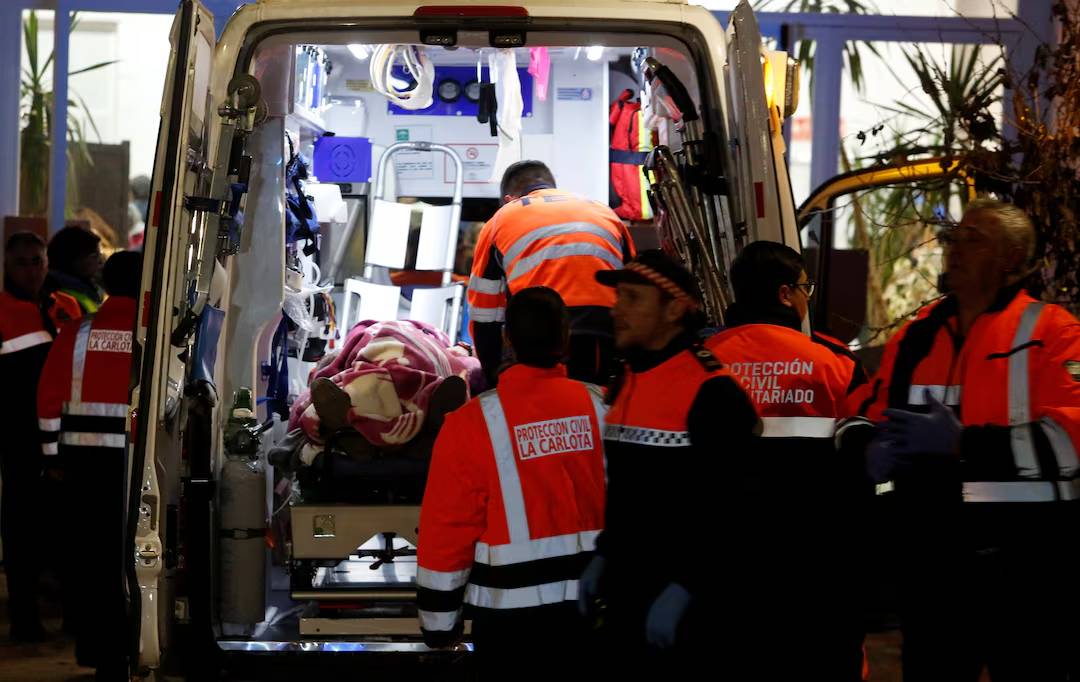 Hiện trường thảm họa tàu cao tốc tại Tây Ban Nha: 2 đoàn tàu biến dạng, hơn 100 người thương vong, có thể sẽ tìm thấy thêm nhiều thi thể - Ảnh 5