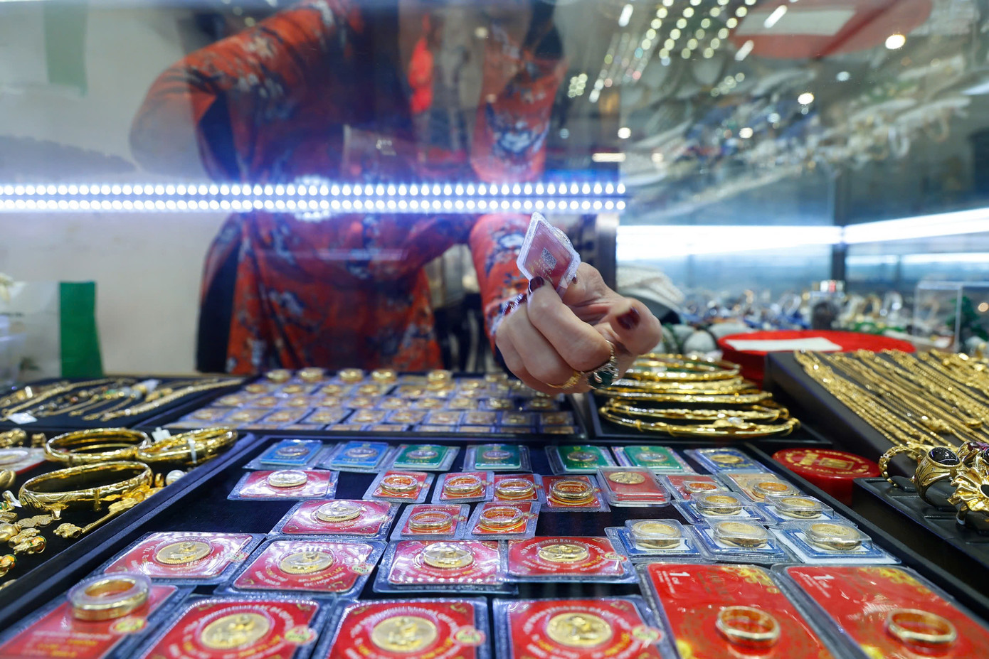 Đầu tư vàng lãi hơn bất động sản, chứng khoán? - Ảnh 1