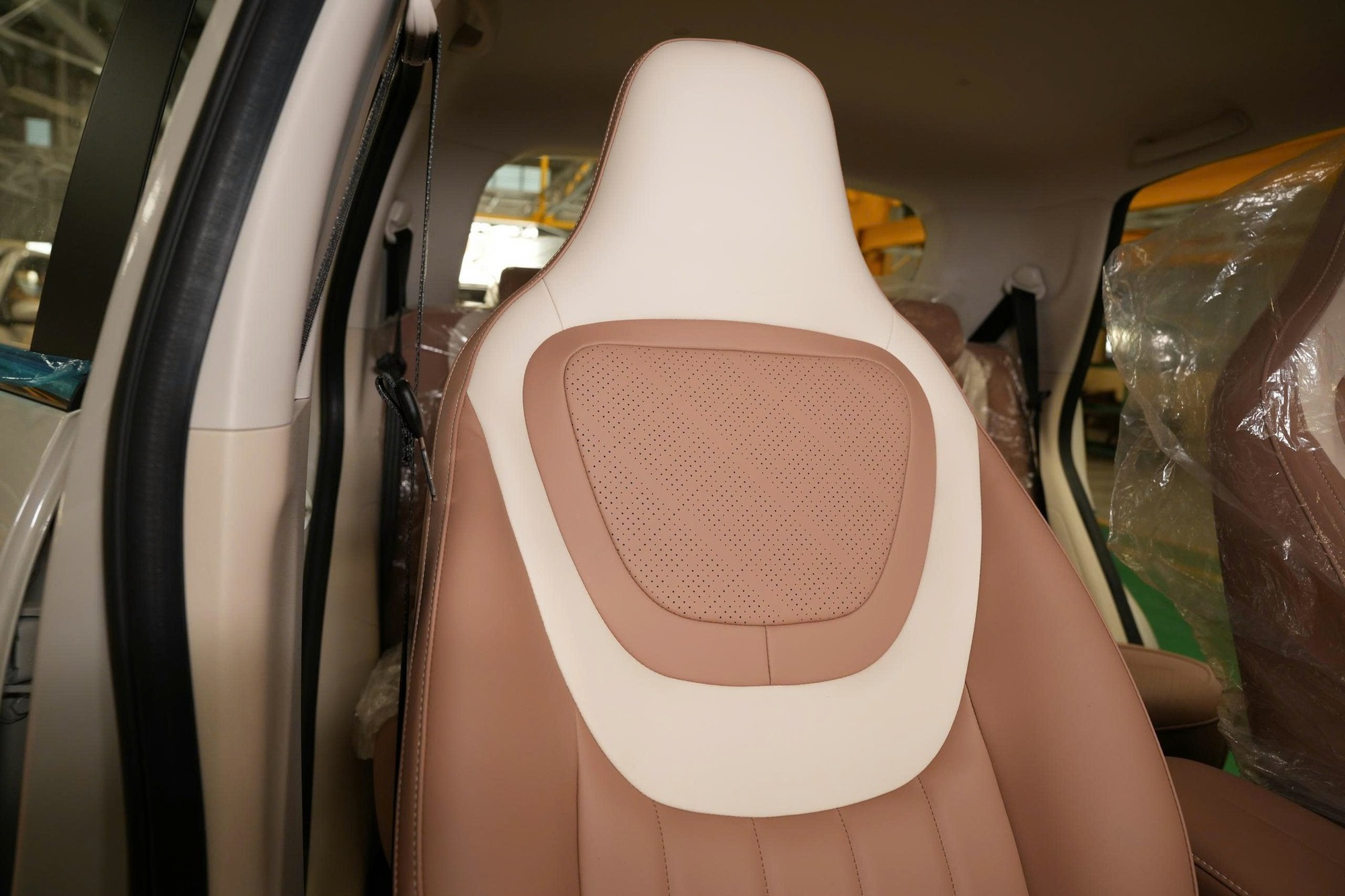 Ảnh thực tế Wuling Bingo 2026 tại Việt Nam: Giá dự kiến từ 399 triệu đồng, cần số như Mercedes, camera 360, đổi cổng sạc từng gây tranh cãi - Ảnh 4