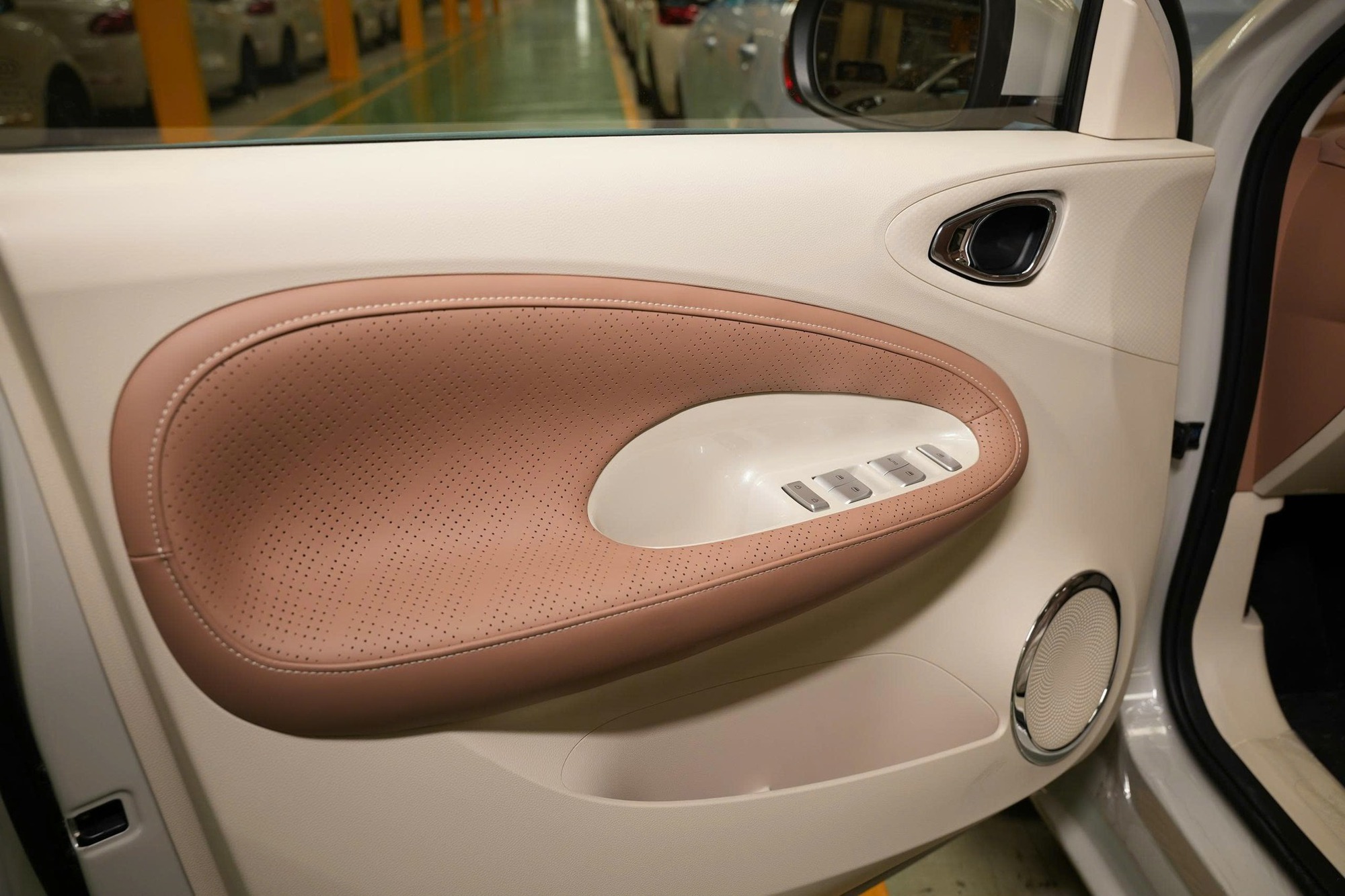 Ảnh thực tế Wuling Bingo 2026 tại Việt Nam: Giá dự kiến từ 399 triệu đồng, cần số như Mercedes, camera 360, đổi cổng sạc từng gây tranh cãi - Ảnh 5