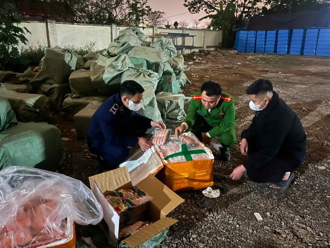 Phát hiện hơn 10 tấn thực phẩm nhập khẩu trôi nổi đang trên đường tiêu thụ - Ảnh 1