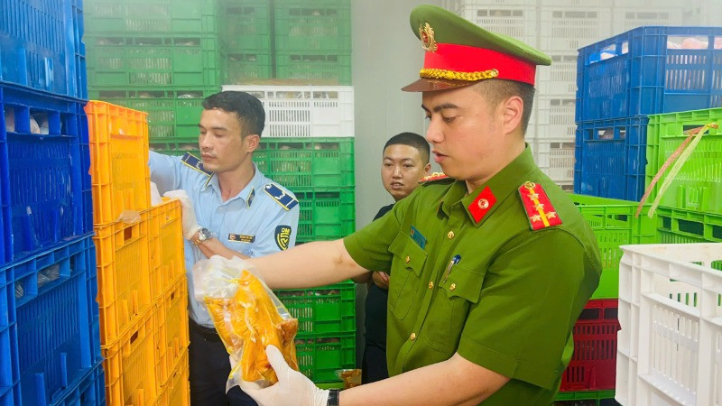 Thực phẩm bẩn liên tiếp bị phanh phui - Ảnh 3