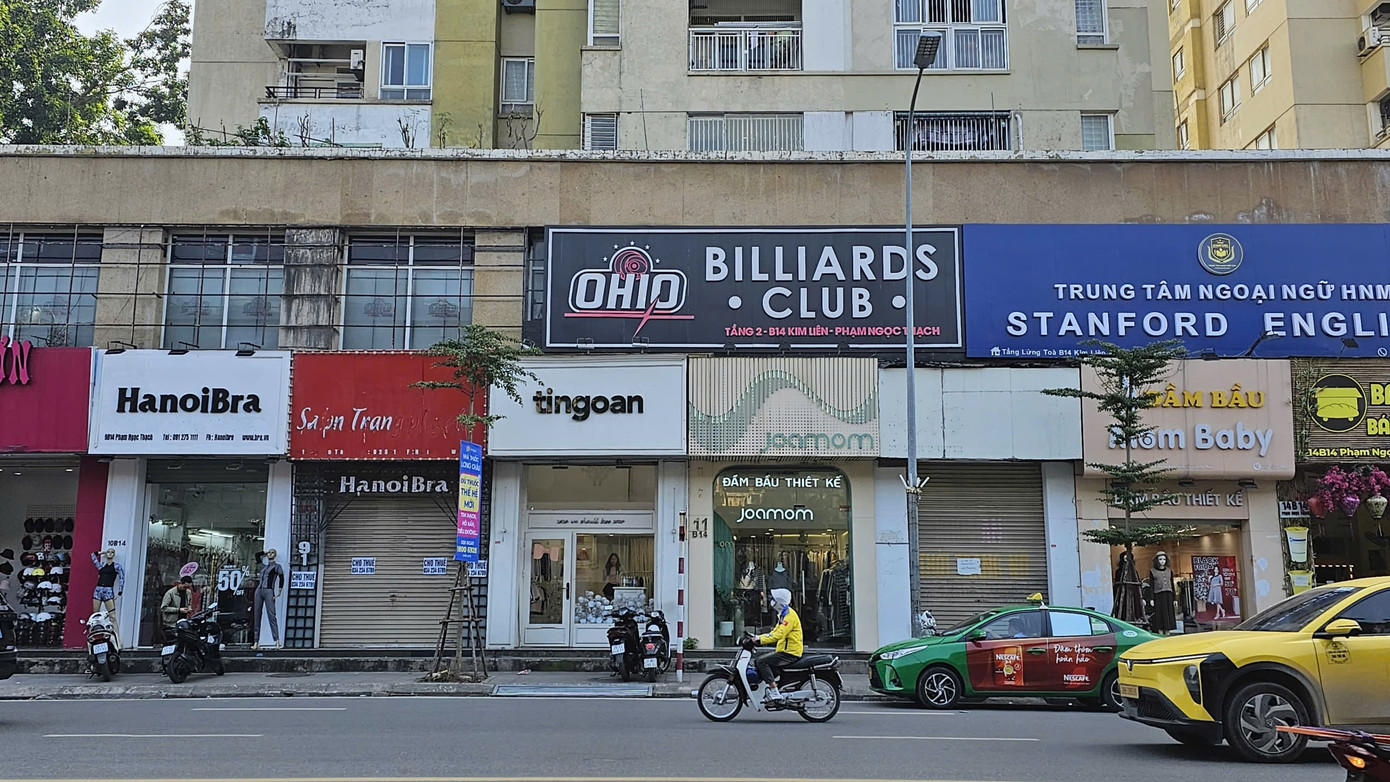 Cảnh cuối năm trung tâm thương mại Hà Nội nhiều nơi 'cửa đóng then cài' - Ảnh 4