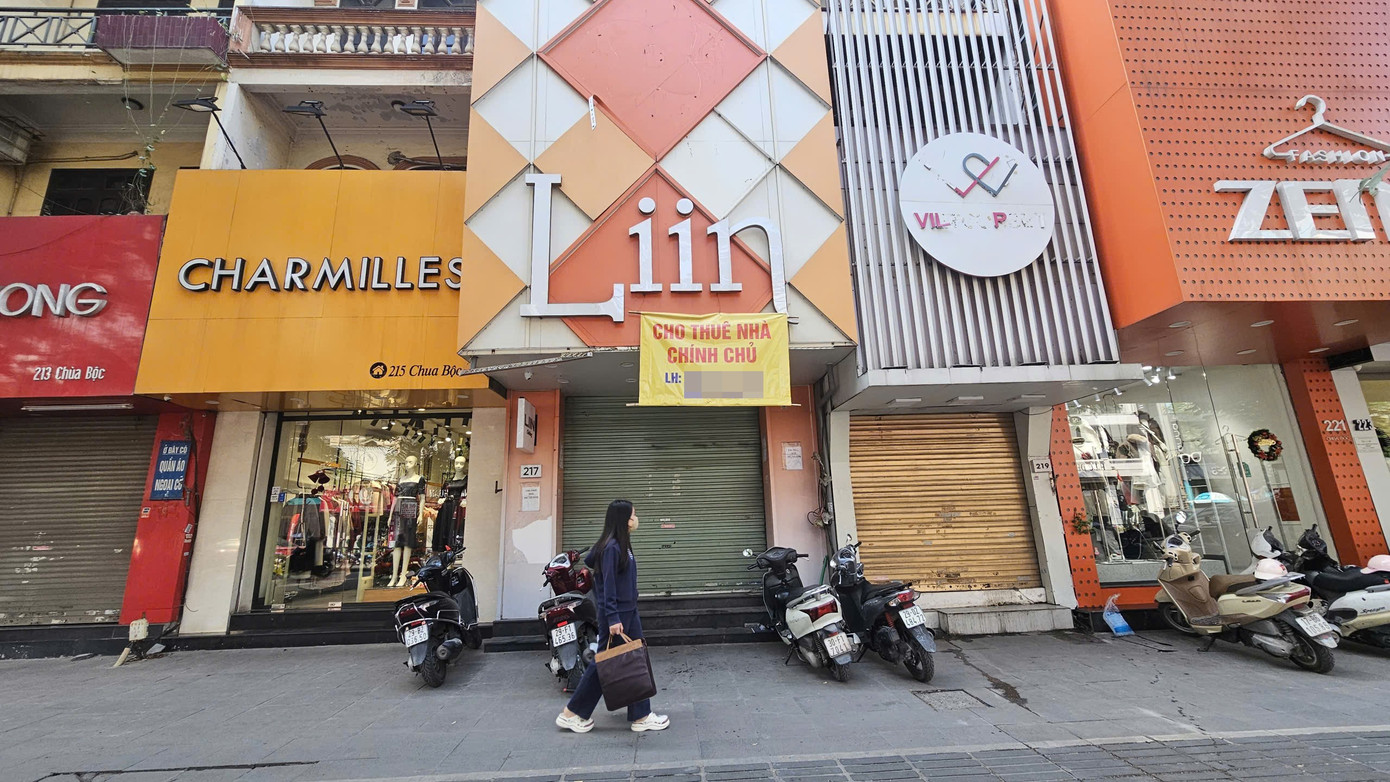 Cảnh cuối năm trung tâm thương mại Hà Nội nhiều nơi 'cửa đóng then cài' - Ảnh 5