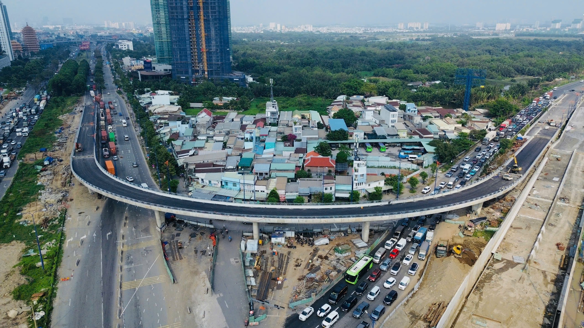 Cầu vượt N2 nút giao An Phú chính thức thông xe, giảm ùn tắc cửa ngõ Đông TPHCM - Ảnh 4