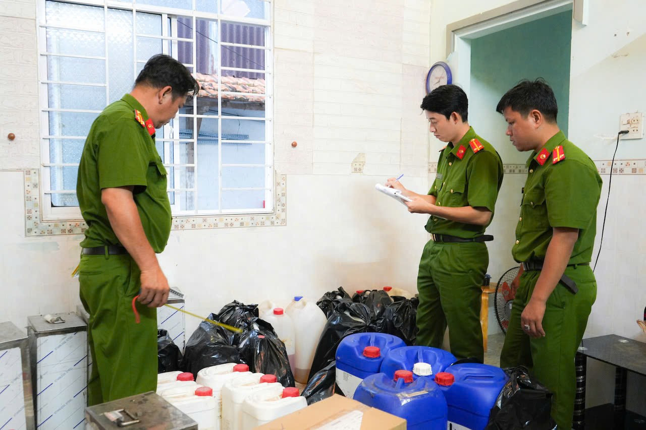 Thu giữ hàng nghìn chai nước hoa Dior, Chanel giả được pha chế từ nguyên liệu mua ở chợ Kim Biên - Ảnh 1