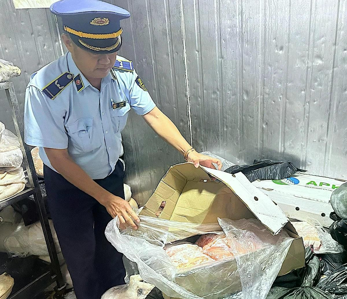 Phát hiện thịt lợn bốc mùi hôi thối sắp 'tuồn' ra thị trường - Ảnh 1