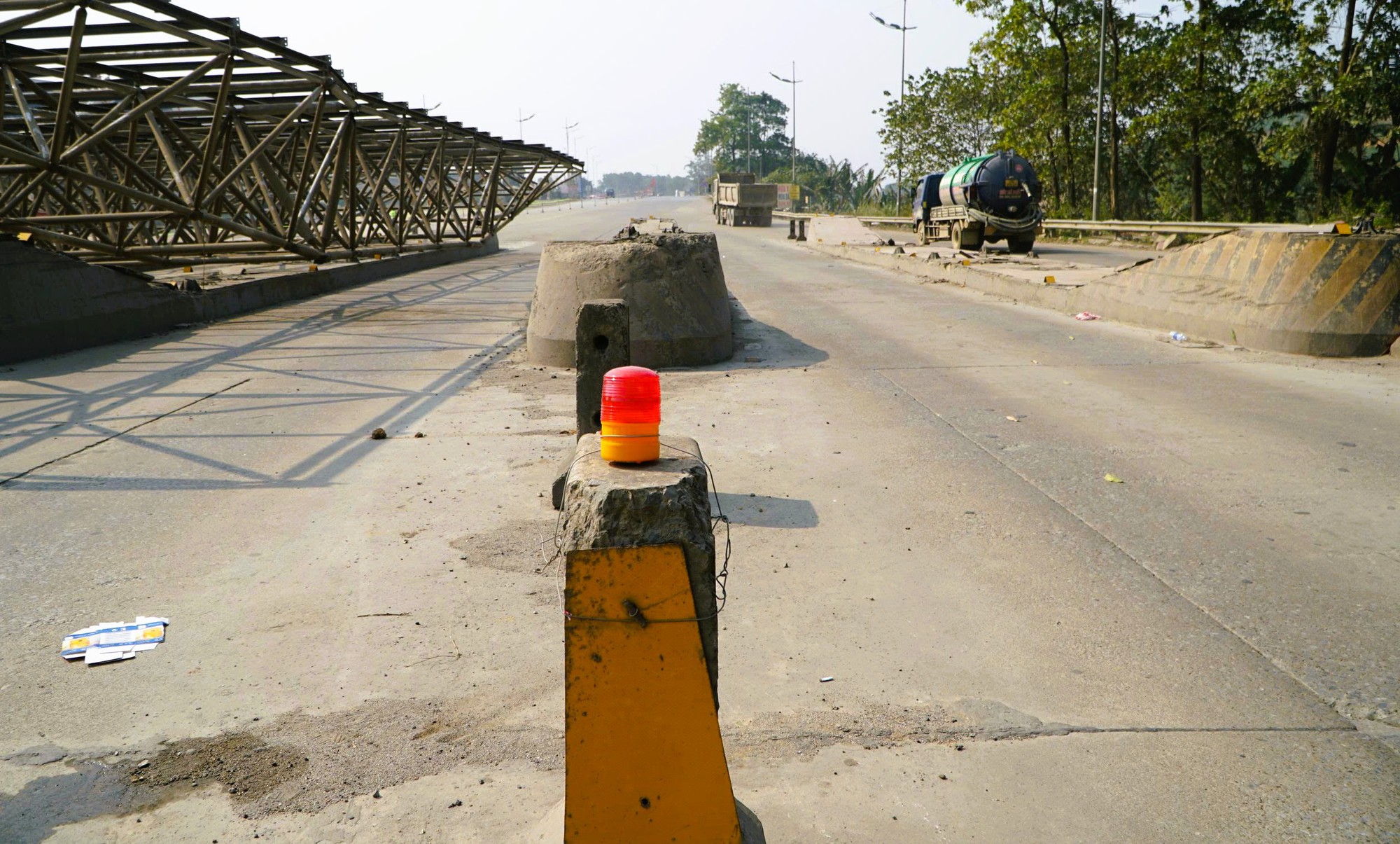 Tháo dỡ trạm thu phí BOT bỏ hoang 9 năm trên quốc lộ - Ảnh 10