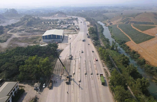 Tháo dỡ trạm thu phí BOT bỏ hoang 9 năm trên quốc lộ - Ảnh 1