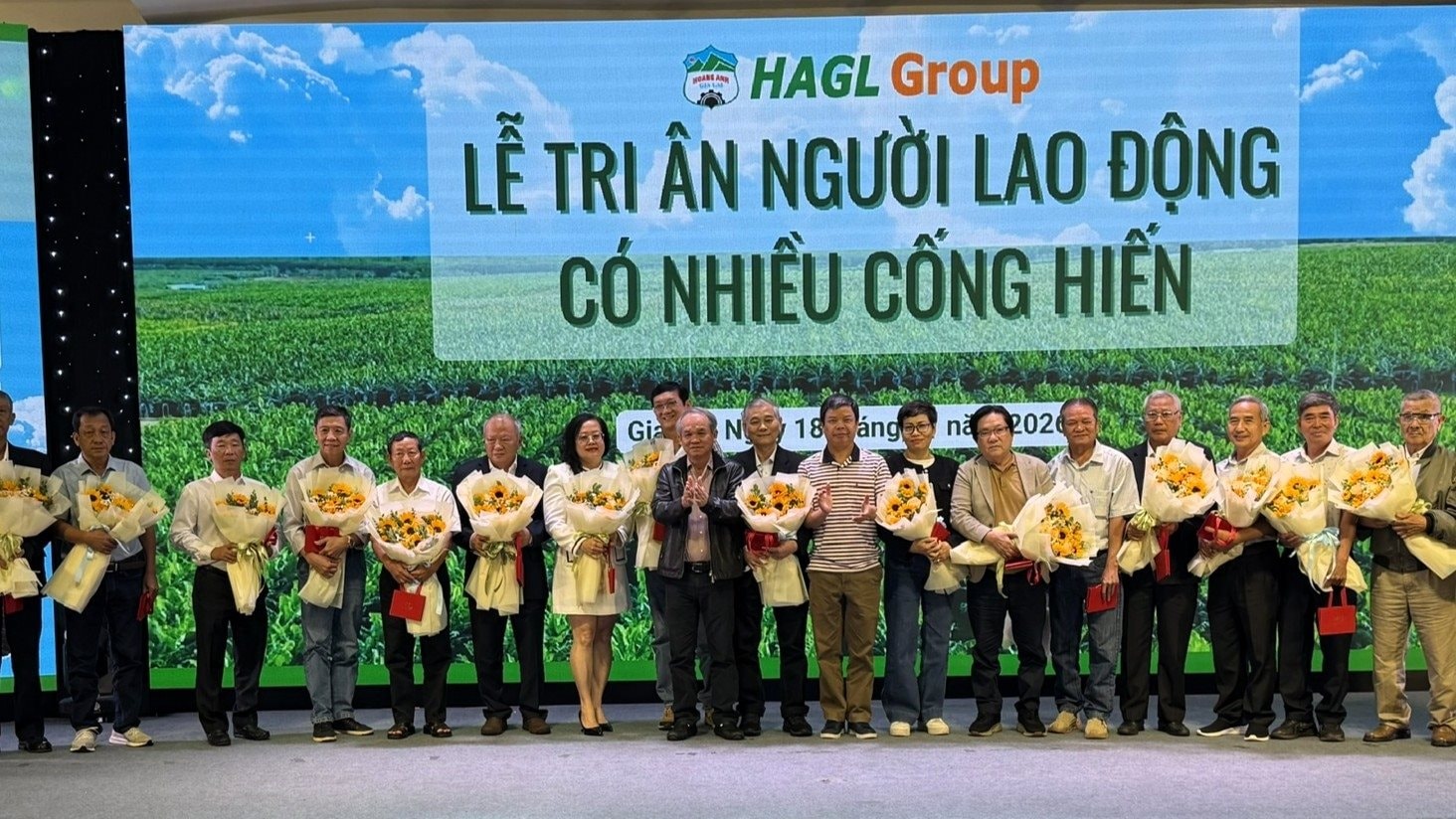 Bầu Đức tặng 339 nhân viên mỗi người 10.000 cổ phiếu: Tôi cảm thấy rất sướng - Ảnh 1