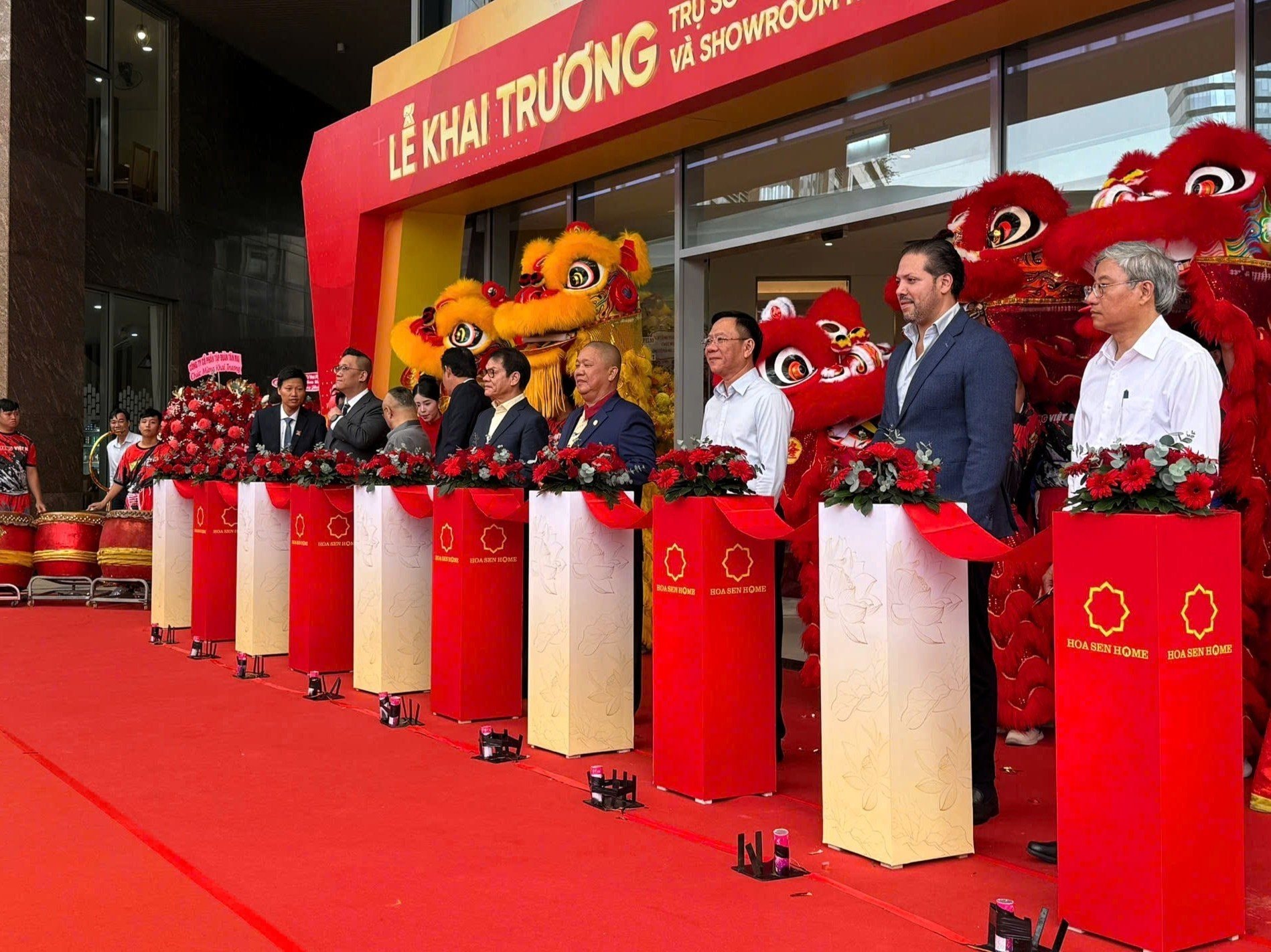 Chủ tịch Hoa Sen Lê Phước Vũ "xuống núi" bắt tay tỷ phú Trần Bá Dương: Chính thức kích hoạt "bom tấn" bán lẻ Hoa Sen Home - Ảnh 1