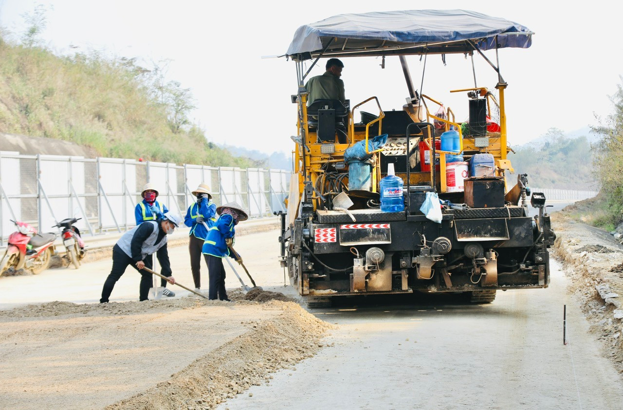 Hình ảnh cao tốc Nội Bài - Lào Cai sau hơn 3 tháng thi công mở rộng - Ảnh 2