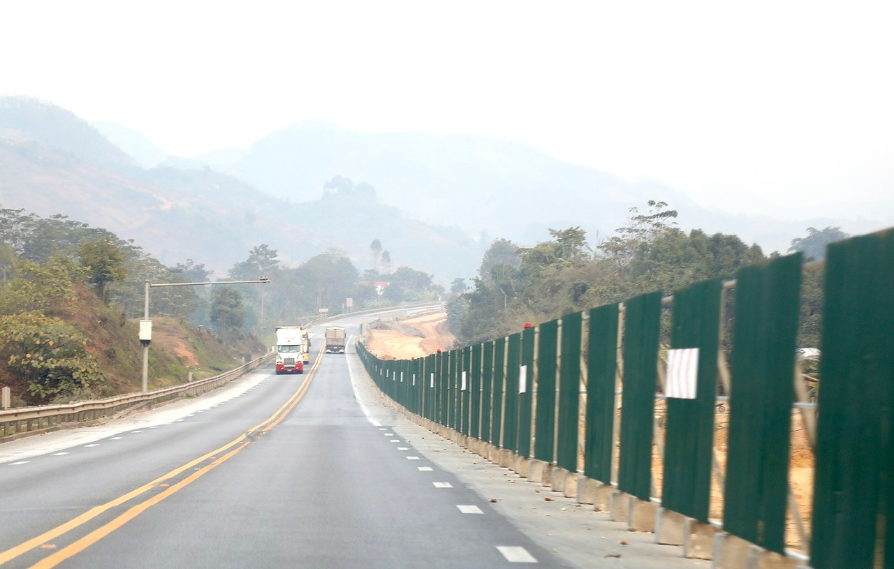 Hình ảnh cao tốc Nội Bài - Lào Cai sau hơn 3 tháng thi công mở rộng - Ảnh 4