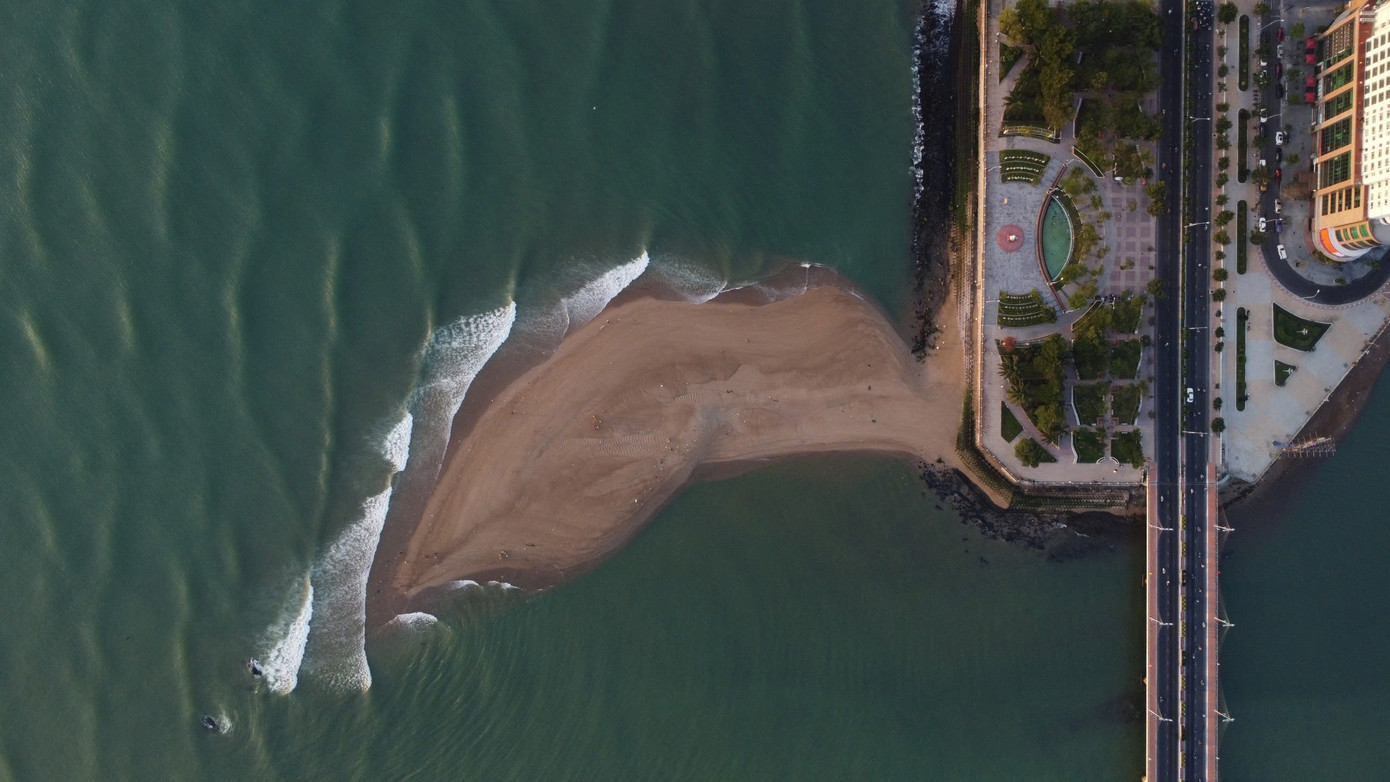 Nha Trang xuất hiện cồn cát độc lạ hình cá heo - Ảnh 2